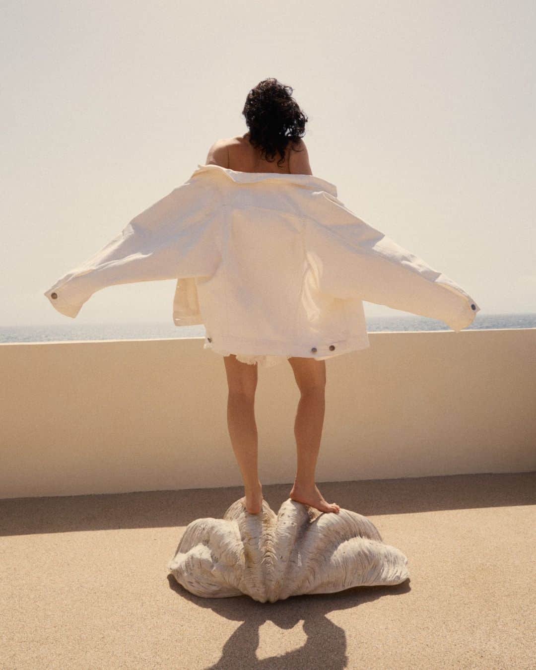 MATCHESFASHION.COMさんのインスタグラム写真 - (MATCHESFASHION.COMInstagram)「@raeyofficial’s signature oversized collections are a masterclass in off-duty dressing. Case in point: this white denim two-piece. Shop it now, only at #MATCHES」8月8日 4時59分 - matches