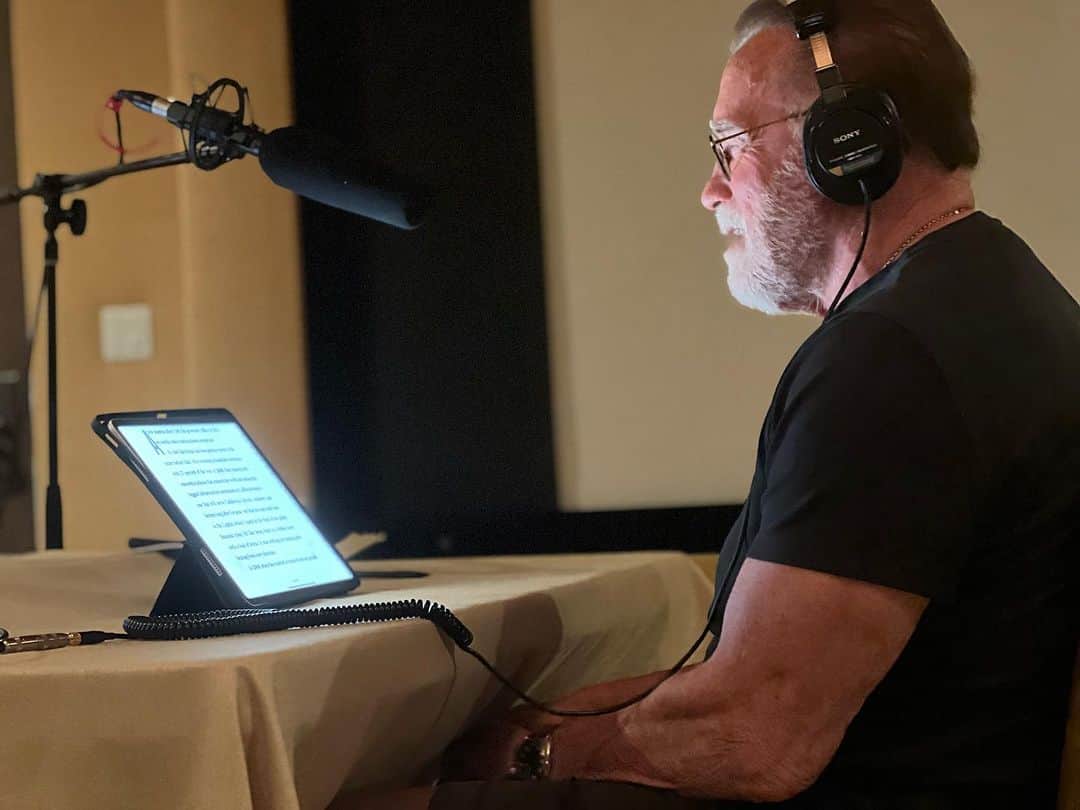 アーノルド・シュワルツェネッガーのインスタグラム：「I could tell you I am fantastic at everything, but I’d be lying.  I just finished recording my audiobook, Be Useful. It comes out October 10. I could tell you how amazing it was to sit down and record my own words, but the truth is, I was absolutely dreading it.   Here’s my secret: I’m a terrible reader. They didn’t talk about learning disabilities in Austria in the 1950s, so most of the time, when I was asked to read out loud in class, it was just a disaster, and I got smacked with a ruler. But now I know that I’m dyslexic.  When I prepare for a movie, I read the script over and over for months until I’ve memorized every line. I need time and reps to get my mind around the words.  They told me authors read their books in 2 or 3 days at the studio. I asked for the recording equipment at home and told them I’d do 20-30 pages a day. That way I could log in with the director and producer twice a day for shorter sessions and I could practice non-stop in between.   In this process, I used my own lessons.   1. I let myself dread it and complain for a minute, but then I forced myself to get moving, because denial wasn’t going to get it recorded.  2. I did so many reps I couldn’t count. I broke it up into small pieces, knowing that small wins build up into big victories, or in this case, a whole book.  3. I had the help of a fantastic team. My own team, but also the producers and directors Nithya, Danny, and Kris, and Eric who set up the equipment. All of us need help; none of us are self made.  When you listen to the audiobook, I hope you’re inspired, not just by the words, but by the process of recording them. You can pre-order now at BeUsefulBook.com and subscribe to my newsletter if you want stories like this in your inbox at ArnoldsPumpClub.com #beusefulbook  📸: @dieter_rauter」