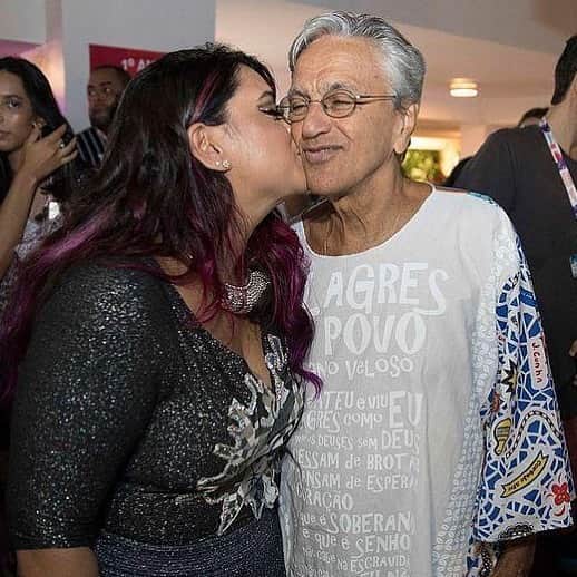 Preta Gilのインスタグラム：「Hoje é dia de celebrar a existência exuberante do meu amado tio @caetanoveloso!!! Te amo com todas as minhas forças e sou o que sou, porque você é!!!  Obrigada por todos os ensinamentos e amor ao longo da minha vida!!! Muita saúde pra continuar espalhando sua luz pelo mundo!!!」