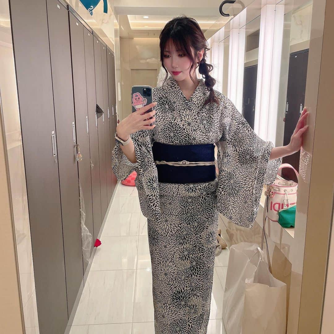 水城百合のインスタグラム：「. . 気付いたら夏終わってるんだろうなあ🌻 . .」