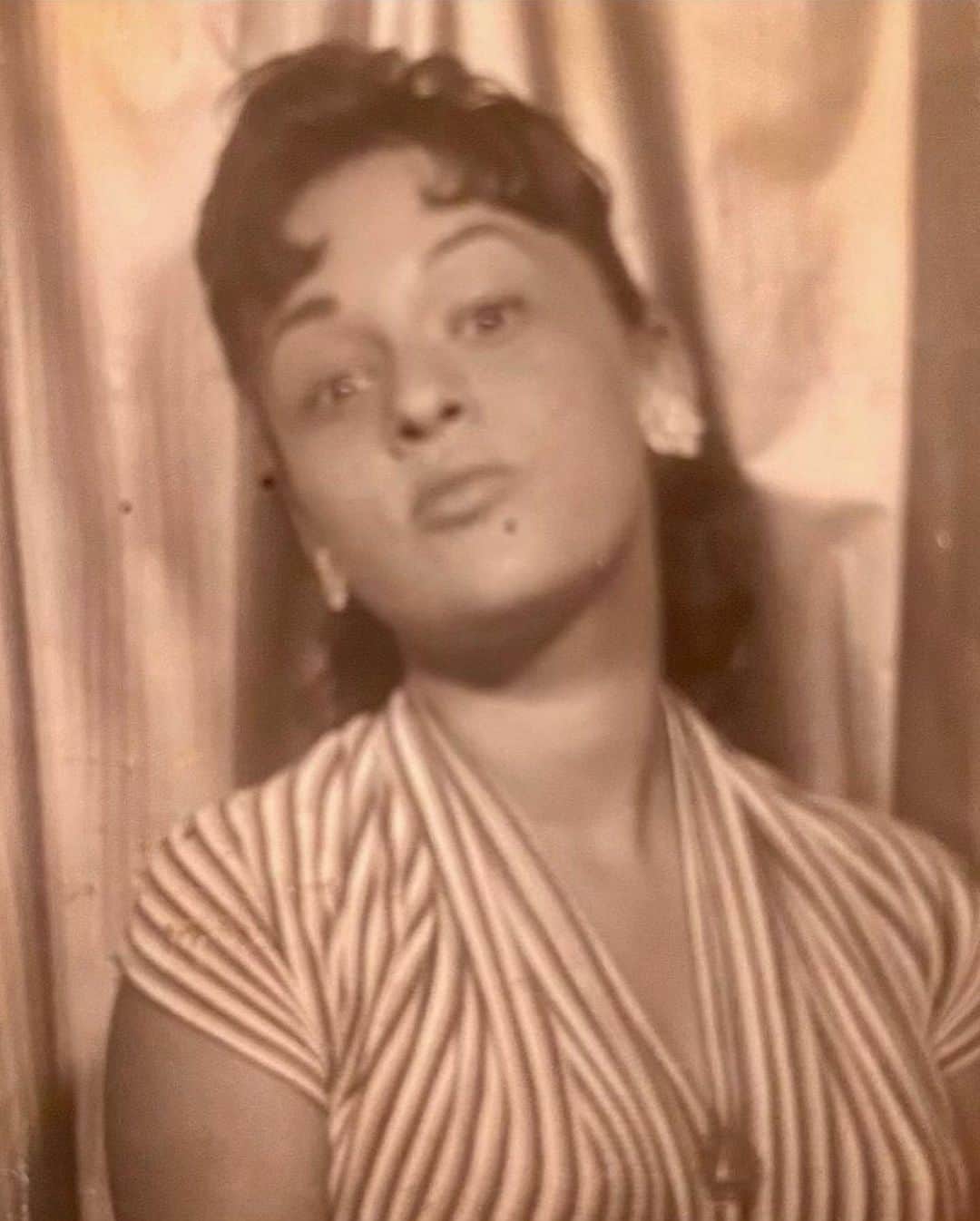 エヴァ・メンデスさんのインスタグラム写真 - (エヴァ・メンデスInstagram)「Mami & Me… Slide to see where I get my Cubana ways from.  That’s Mami 50 years ago.  Te 💗 Mami」8月8日 3時40分 - evamendes