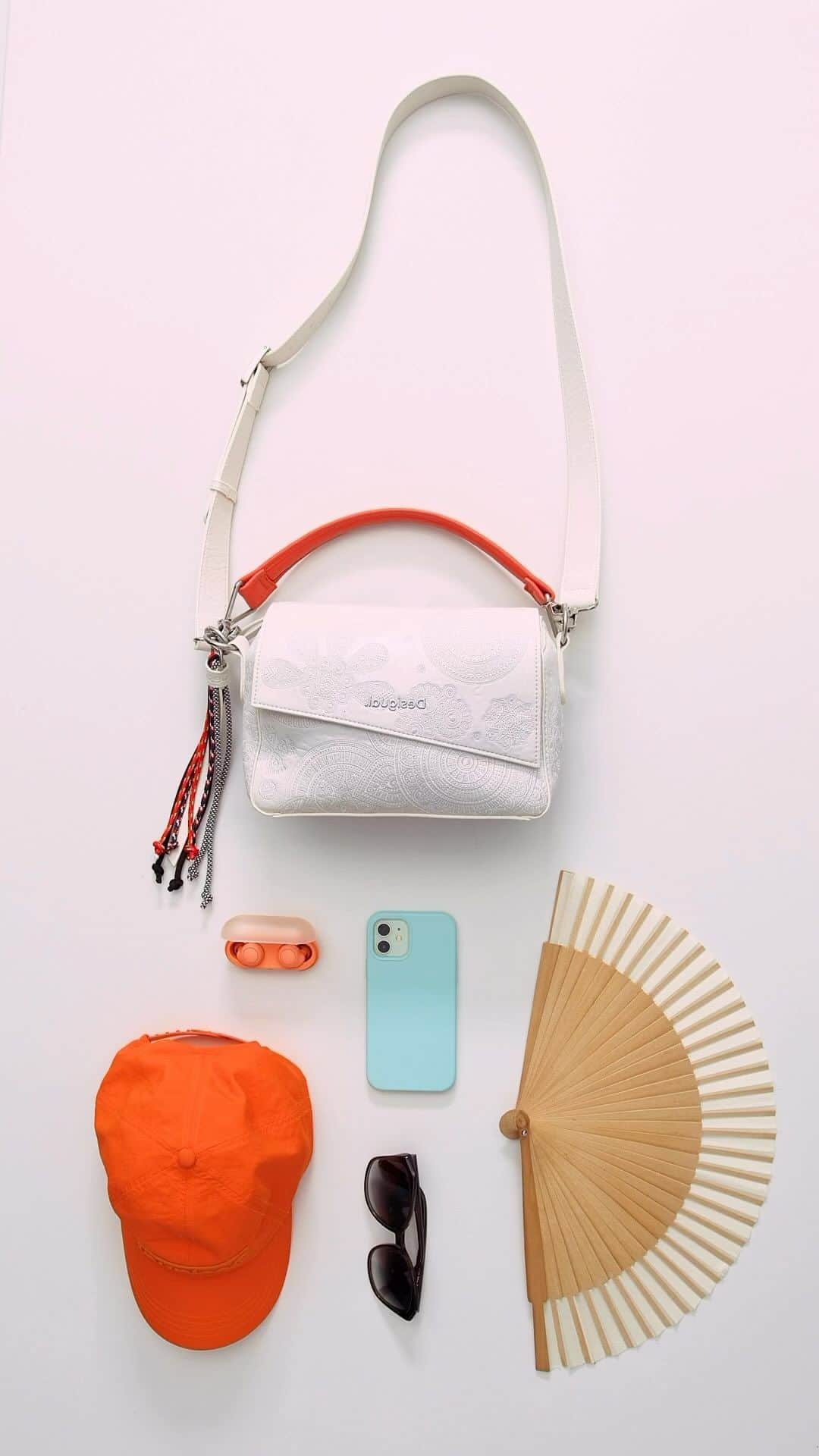 デシグアルのインスタグラム：「A white bag like a blank canvas ready to match your outfits and carry all your essentials.   #NewDesigual」