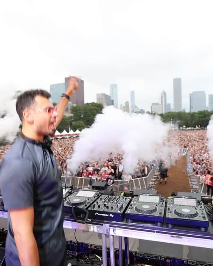 アフロジャックのインスタグラム：「big shoutout to everyone who came out to my set @lollapalooza chicago, one of my favorite shows this year」