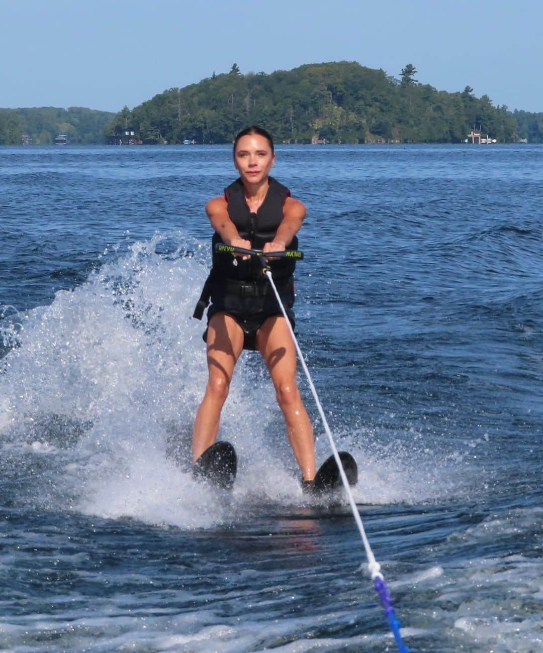 ヴィクトリアベッカムさんのインスタグラム写真 - (ヴィクトリアベッカムInstagram)「The most perfect few days in Muskoka with beautiful friends. @jamiejsalter @sherylsalter Xkisses @davidbeckham @cruzbeckham #harperseven (and yes that is me water skiing😂😂)」8月8日 4時09分 - victoriabeckham