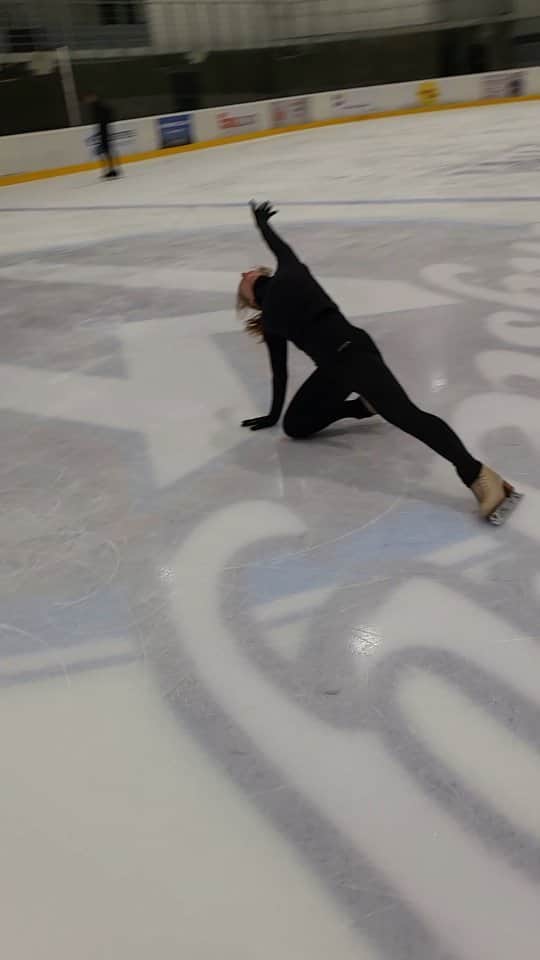 エリスカ・ブレジノワのインスタグラム：「Postcard from the rink 🧊⛸️  #skating #jump #loop #spin #ice #rink」