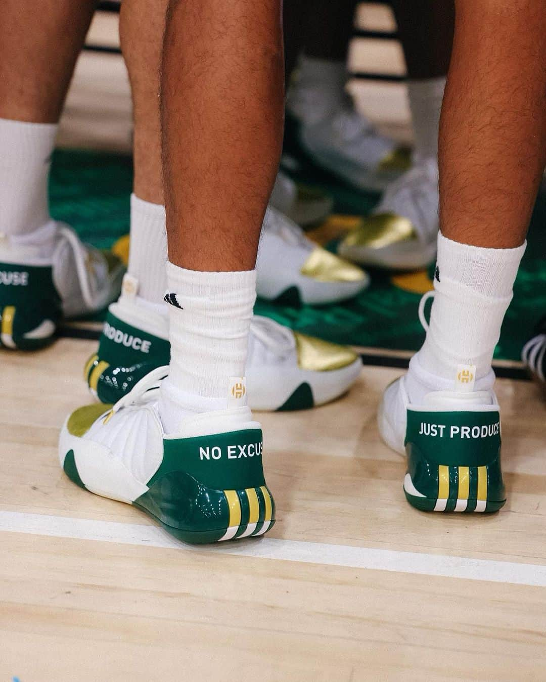 ジェームス・ハーデンさんのインスタグラム写真 - (ジェームス・ハーデンInstagram)「From the hometown kid for the hometown league.   The Harden Vol. 7 “Drew League” pays homage to the 50 year history of the mecca of summer hoops. With a colorway inspired by the original Charles Drew Middle School courts , “No excuse. Just produce.”  #NoExcuseJustProduce @adidasbasketball」8月8日 4時37分 - jharden13