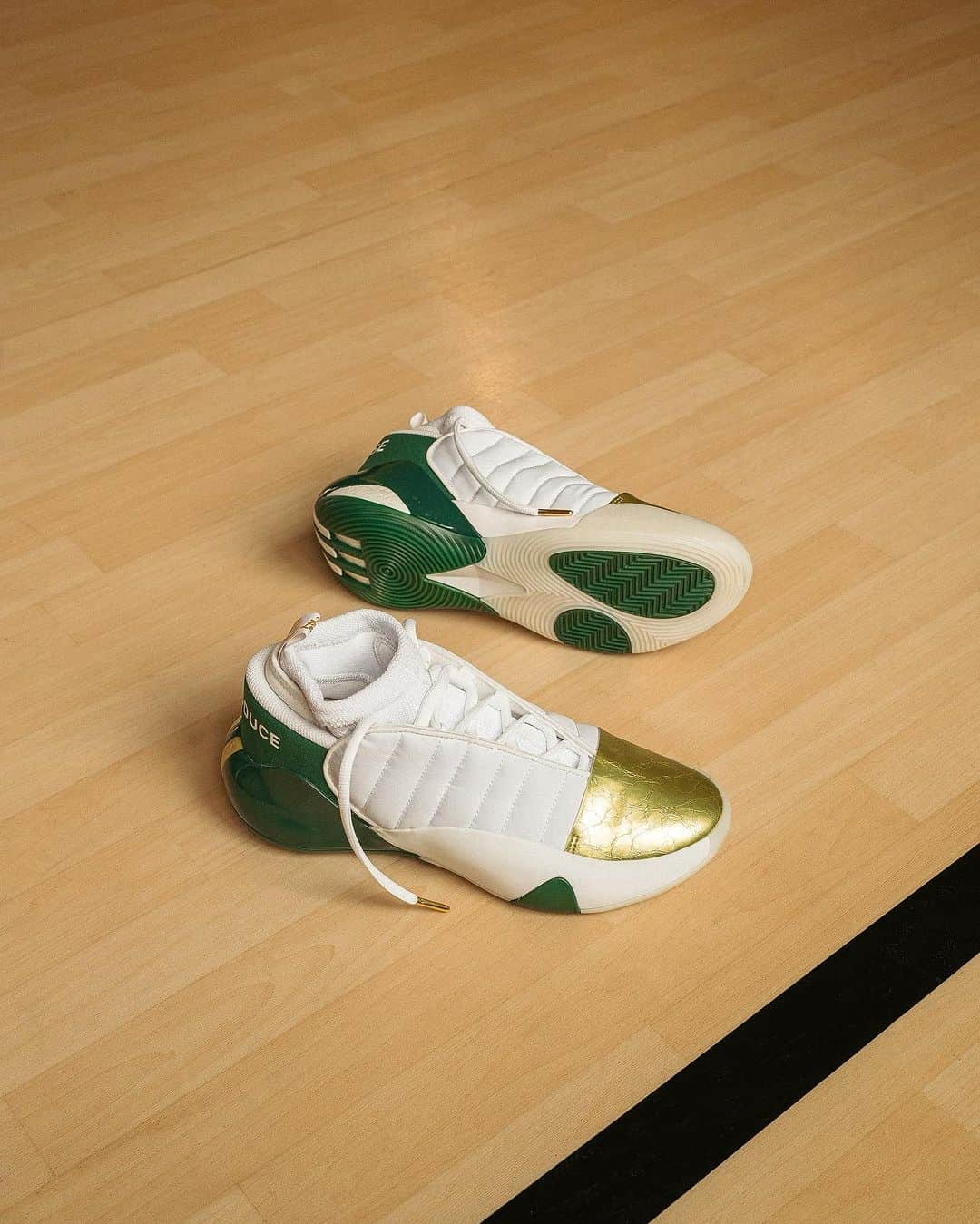 ジェームス・ハーデンさんのインスタグラム写真 - (ジェームス・ハーデンInstagram)「From the hometown kid for the hometown league.   The Harden Vol. 7 “Drew League” pays homage to the 50 year history of the mecca of summer hoops. With a colorway inspired by the original Charles Drew Middle School courts , “No excuse. Just produce.”  #NoExcuseJustProduce @adidasbasketball」8月8日 4時37分 - jharden13