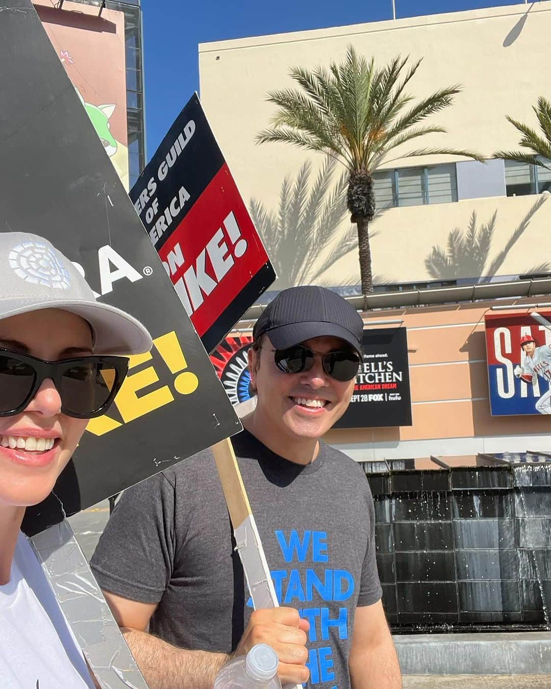 シャーリーズ・セロンのインスタグラム：「We out here! #sagaftrastrong #wgastrong」