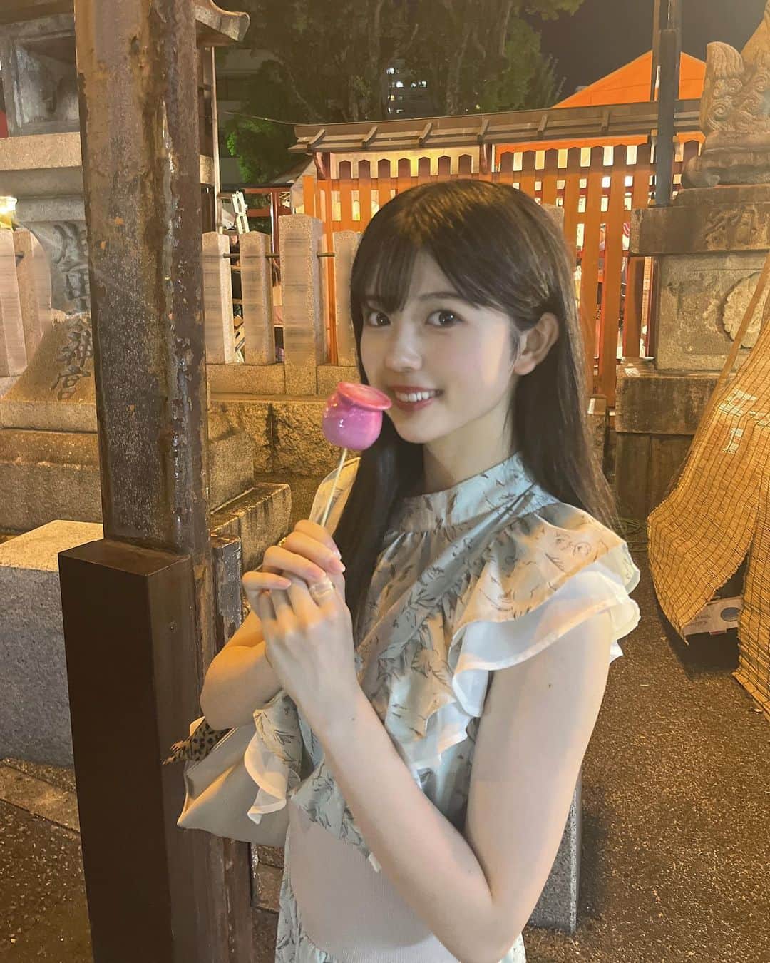 坂下真心のインスタグラム：「⌇ 𝖼𝖺𝗇𝖽𝗒 𝖺𝗉𝗉𝗅𝖾 ⁡ ⁡ いちごミルク味のりんご飴！ ⁡ りんご？いちご？ってなったけど美味しかった🍎♡ ⁡ ⁡ #05 #アイドル #idol #nmb48 #nmb #jk #ljk  #夏祭り #りんご飴 #夏の思い出 #jkブランド  #photography #like4like #f4f」