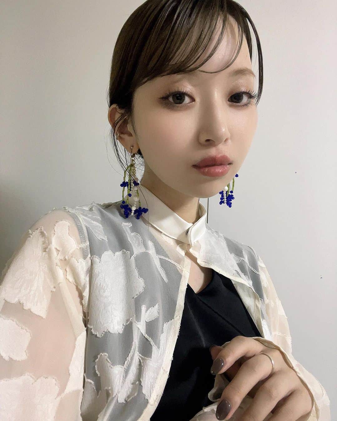 みすみのインスタグラム：「この前の結婚式のときの。 ⁡ シンプルにひとつに結びました。 イヤリングを目立たせたくて🪻🌿 ⁡ ちと濃いめ。 ⁡ #お呼ばれ #お呼ばれヘア」