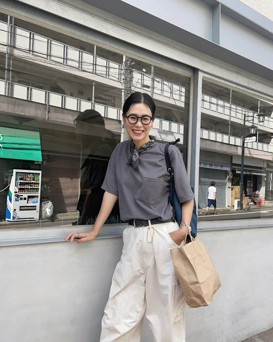 田中シェンのインスタグラム：「海老フライは尻尾まで食べる派🍤 (バンダナ上手に結べたっ)  Tops @graphpaper_official  Pants @stevenalan  Shoes @kleman_france  Bag @fredrikpackers  Glasses @ahlem Bandanna @stussy  Watch @rolex   本日は恵比寿と渋谷の間にある 東というエリアに行ってきました！ 途中くるザーザーぶりの雨やばかったね☔️ 15分も歩けないと睨んだ私は 210円払ってバスに乗りました🚌 (君たちはどう行くか)🤔  ———————————————  @ebiyama_2022  #海老山  カツ丼好きです。茶色い食べ物が好きでです。 夏バテ気味の胃に喝を入れるべくこちらへ💁🏻‍♀️ ご飯に胡椒がかかってるのが新鮮✨ カツ丼より噛みごたえがマイルドなので 田中にはぴったりでした💯 個人的にはマヨネーズがあったら大優勝してた (家のご飯を食べてる感覚😂) 夏の麦茶は日記に書き込みたくなるくらい 思い出を彷彿させてくれる味です☀️  ———————————————  @ash_jinnan  #ashzerowastecafebar 今度はハチ公バスに乗り🚌渋谷は ファイヤー通りへ。 Zero waste という名前の通り廃棄物ゼロを 目指されているそう👀(気になって勝手に調べた) コーヒーカスは農園で肥料科されてるそうです。 ここではエスプレッソトニックを🍸 混ぜる棒、などがついてこなかったので 「ここはそのまま飲むスタイルなんだ〜」と グイっといったら「苦ーーーっ！」🫨と なりました。みなさん、混ぜて飲みましょう。 そして混ぜる際は炭酸が溢れるので気をつけましょう。 店内は渋谷らしいおしゃれな会話で 溢れてました☺️  ——————————————— Are you sun resistant?☀️ Rarely I could not stand the heat of Tokyo so I stop walking the street more then 10min. And today’s location was 15min walk so I took  The local bus ( they are amazing ! I can stay cool And bus stops very near to the destination 🤔) I went to eat #ebikatsudon today. @ebiyama_2022  I think all of u r familiar with #katsudon but this is Made out of shrimp 🍤 and some nice black pepper  On the rice 🍚 ！but u love the 👃 smell 💯  #渋谷カフェランチ #渋谷カフェ巡り #渋谷さんぽ  #恵比寿カフェ巡り #恵比寿ランチ部 #恵比寿散歩  #海老カツ丼 #graphpaper_tokyo #グレーコーデ  #🩶 #バンダナコーデ #klemanpadre #バス移動  #麦茶大好き #真夏コーデ #ストリート系ファッション  #ストリートシック #streetchicfashion #tokyofashionattitude #tokyowalker #東京旅行✈️   #일본여행🇯🇵#여행일기✈️ #푸드스타그램🍴  #카페스타그램☕🍨🍰 #日系穿搭日常提案」