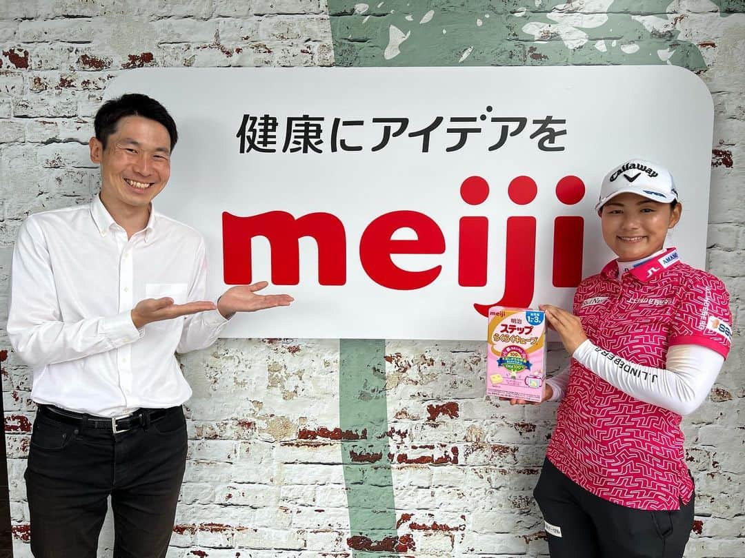 横峯さくらのインスタグラム：「北海道Meijiカップにウエィティングから出場することができました✨ 久しぶりに予選を突破することができ、最終日にノーボギーでまわれたのが嬉しかったです🍀徐々にゴルフが良くなってきているので、これからが楽しみです😊  試合後にはMeijiさんから息子へのプレゼントも頂きました🎁ありがとうございます✨  #meiji #北海道 #女子ゴルフ #女子プロゴルフ #ママゴルファー #子育て #育児 #息子 #ミルク #ステップ #ステップらくらくキューブ #ザバス」