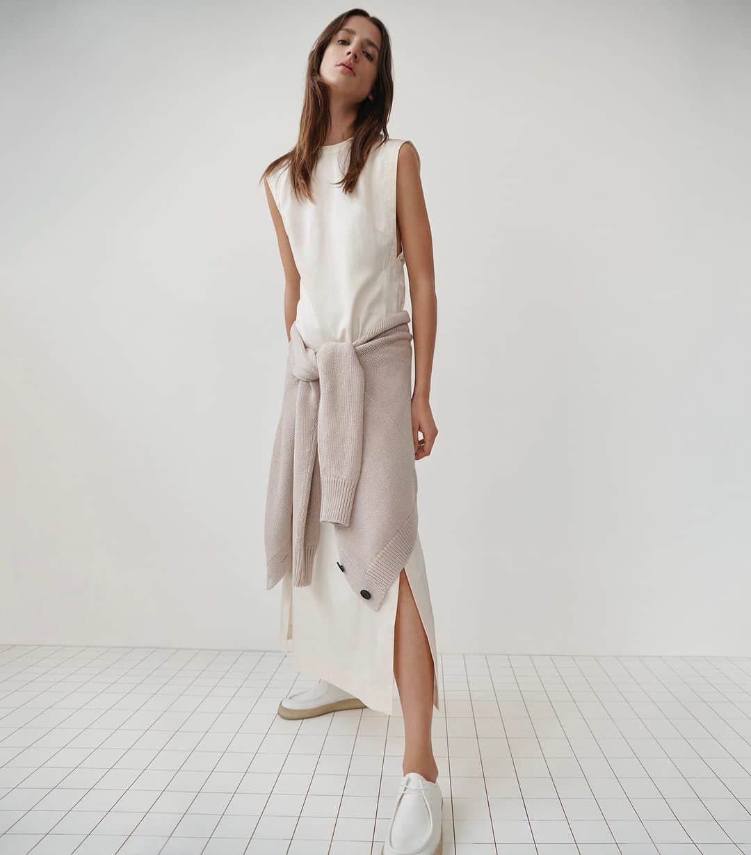 スタジオ ニコルソンのインスタグラム：「NEW SEASON | The Sevan Dress in a fluid organic cotton viscose with the Udine organic cotton cardigan and the Leitch lace up in white | #studionicholson」