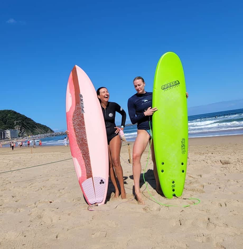 サラ・ショーストレムのインスタグラム：「Surf babes! One surfs the waves and one surfs the internet 🤪」