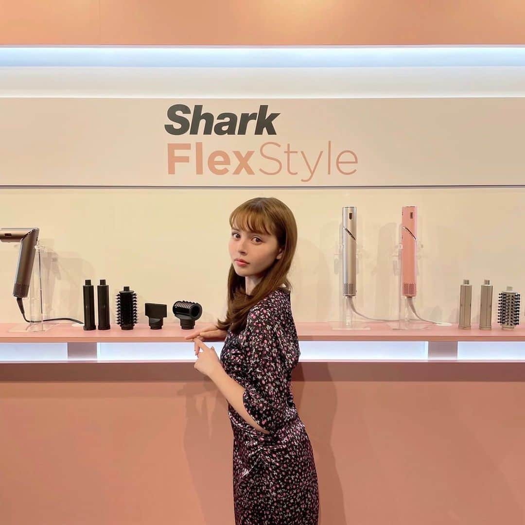 加藤ナナさんのインスタグラム写真 - (加藤ナナInstagram)「日本初上陸のShark BEAUTYの体験会へ✨ 新発売されるShark FlexStyleを使ってスタイリング体験をしました！ すごく簡単にスタイリングができるので 忙しい朝にもぴったりだなぁと感じました☀ 色々なスタイリングを楽しみながら ”なりたいワタシ”になれる♪♪  #Shark_ad　#Sharkbeauty　#シャークビューティー　 #シャークドライヤー　#Shark　#なりたいワタシを叶えよう  @sharkbeautyjp」8月7日 19時56分 - katouchan