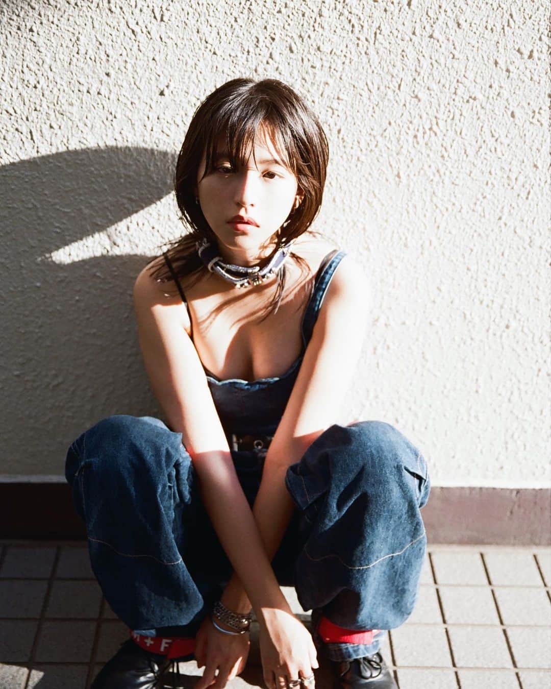 のインスタグラム：「ふと気付けば、今年でモデルを始めて約10年になってました。  最初の最初は、Instagramが流行り始めた頃に地元の美容室の方に声をかけてもらったのがきっかけ。そこからアルバイト感覚で始まって、片道1時間かけて名古屋まででて撮影して、また急いで帰って授業出て〜…みたいなことしてたの。髪型の校則は無い学校だったけど普通に学生だったし、就活もしてたし、始めた頃周りの友達にモデルやってる子いなかったから若干周りにいじられてた気もする…😂  東京出てきて、本格的にモデルのお仕事を始めてからも、名古屋から出てるモデルさん凄く多くて、凄い勢いで人気になる方もいっぱい見てきて、自分に自信が無くなってもう逃げてしまいたいって思うことなんて数え切れないくらいあったな…。  東京に出てくるまでも出てきてからも本当にたっっっっっっくさん大変なことがありました。 けど、ちゃんとお仕事として胸を張ってモデルの仕事をしてますって言えるようになって良かったなぁってつくづく思います😌  私は私のペースで、私のやり方で、私らしさで、少しずつ少しずつ前に進んできて良かったなって思います。 そして、私の事をずっと見守ってくれて応援してくれてる方々や、私の知らないところでも私を推してくれてお仕事に繋げてくれた方々、全ての人たちに心の底から感謝です。  今私があるのは皆さんのおかげです、ありがとう🧚🏻🫶」