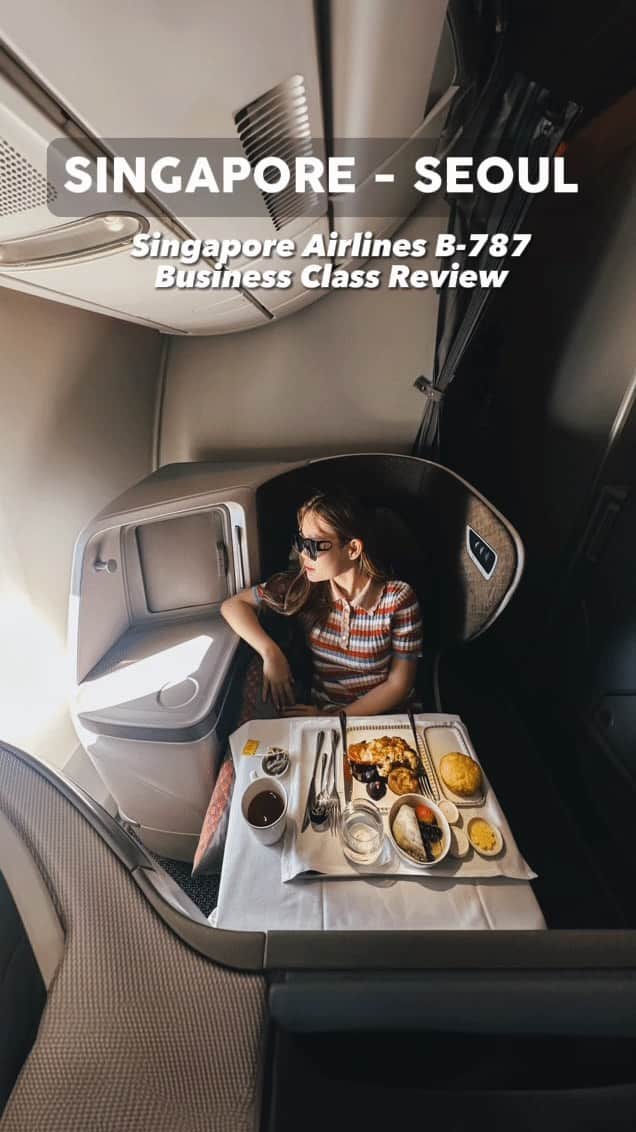 Stella Leeのインスタグラム：「Follow me flying to Seoul using Singapore Airlines Business Class B-787 ✈️🇰🇷 The journey was so pleasant to the point I reached Korea fully recharged 🥂  The flight was around 7 hours but I mostly dozed off as soon as I departed. When it was about to time to savor my breakfast that I had reserved from Book The Cook experience, their cabin attendant woke me up gently. Their signature Lobster Thermidor is definitely the best choice to have memorable dining in the sky, not only the size is huge and the meat is fresh and juicy, but imagine eating a lobster on your flight? Now that’s the true luxury 🥂 Singapore Airlines sure knows how to do it right」