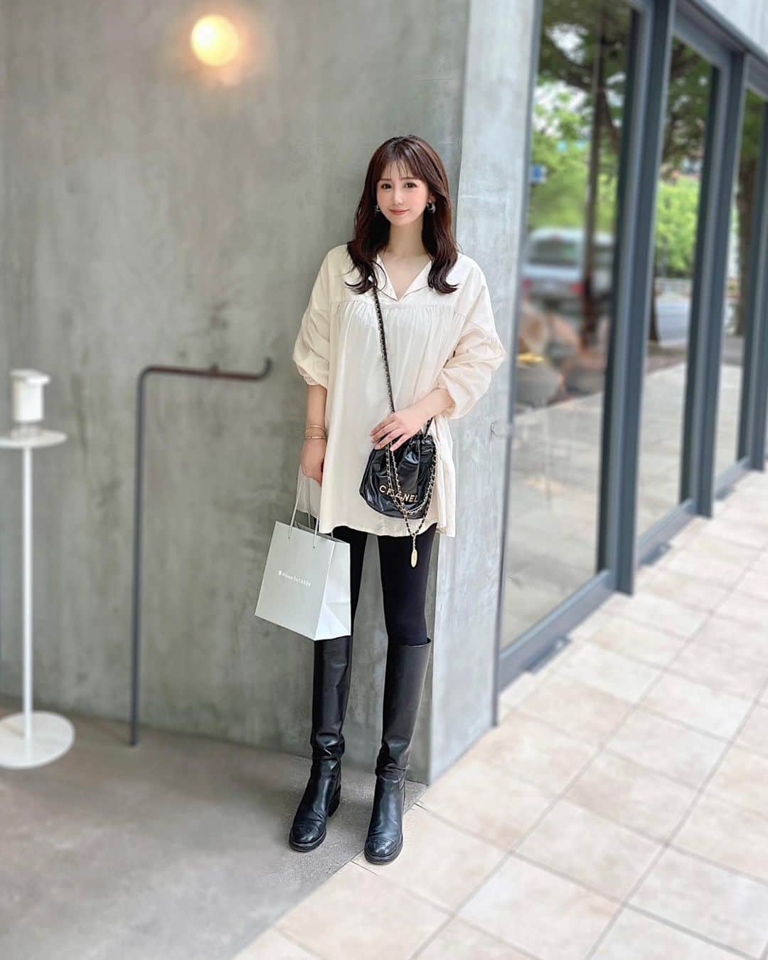 のインスタグラム：「FW 撮影の合間にshopping🛍️   なのでブーツです👢🍂  このコーデ好き♡  fw awのモコアズも ぜひぜひぜひぜひ！ ご期待ください ☺️🫶🏻（日々 仕込み中✍🏻）  トップスのチュニックは 本日発売 お袖がゴムで キュッと黄金バランス作れます！  レギンスは いつもの美脚レギンスです☺︎  今年の秋冬も楽しみすぎる♡  #shopping #mocoas #ootd   #大人カジュアル」