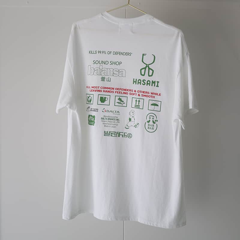 有限会社マルヒロさんのインスタグラム写真 - (有限会社マルヒロInstagram)「韓国を拠点にするセレクトショップ「SOUND SHOP balansa（サウンド ショップ バランサ）」と波佐見焼の陶磁器ブランド「MARUHIRO」のコラボTシャツです。  先月新発売された「GREEN」は夏にぴったりなカラーです🌵🌵🌵  フロントにはHASAMI SEASON01のブロックマグをイメージしたキャラクターを、バックにはマルヒロのブランドロゴ、架空の企業ロゴなどを全面にプリントしました。  両ブランドのテイストを遊び心満載に融合させたデザインの一枚をどうぞお見逃しなく！💥  ------------------------ オンラインストアにて詳細ご覧いただけます！ @maruhiro.hasami のURLリンクからどうぞ！  #マルヒロ #まるひろ #maruhiro #HASAMI #BARBAR #波佐見焼 #陶器 #磁器 #通販 #食器 #器 #ceramics #pottery」8月7日 20時00分 - maruhiro.hasami