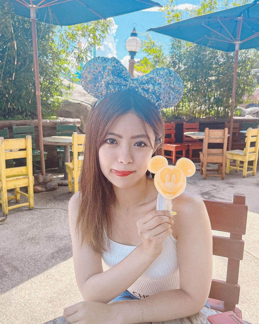 ぺんぺんのインスタグラム：「⁡ ⁡ ⁡ 📍東京ディズニーシー 👚GRL ⁡ ⁡ 高校の親友と 3,4年ずっと行こうと言い続けたが タイミングが合わなかったが ついに行けたのネ〜 耳とズボンを色違いにして ムチムチの二の腕とお腹を公開処刑してきた💙🩷 ⁡ ⁡ 今年も夏、残り少しですね。。。反省。。。 ⁡ ⁡ ⁡ #被写体 #ポートレート #portrait #portraits #カメラ好きな人と繋がりたい #いいね #いいね返し #인물촬영　#more #インフルエンサー #moreインフルエンサー #東京ディズニーシー #東京ディズニーランド #tokyo #ディズニーフード #ディズニーグルメ #ミッキーアイス」