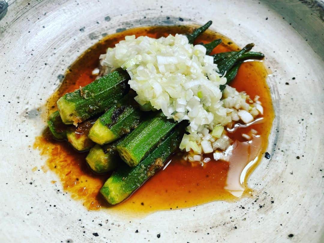 小橋めぐみのインスタグラム：「先日、お店で頂いたお料理が美味しくて、なんとなく再現。 オクラは焼き浸しにして冷やして。 ネギ塩ダレをたっぷり。 ネギは刻んでから1時間くらい冷蔵庫に入れておくと、辛みが和らぎます。 このネギ塩ダレは、お肉料理にも、ご飯にかけても合いそう😋 お店の味とちょっと違ったけど、 これはこれで👍」