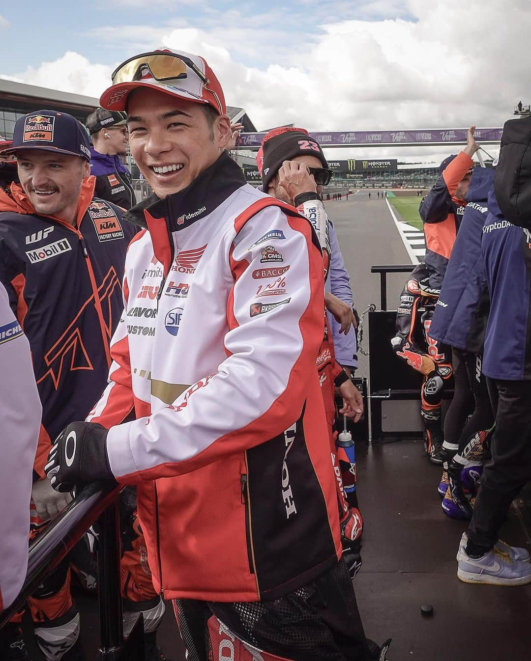 MotoGPさんのインスタグラム写真 - (MotoGPInstagram)「#BritishGP 🇬🇧 Rider Fan Parade gallery by Bez 📸🌶️  #SwipeLeft 👈 #MotoGP #Motorsport #Racing #MB72」8月7日 20時04分 - motogp