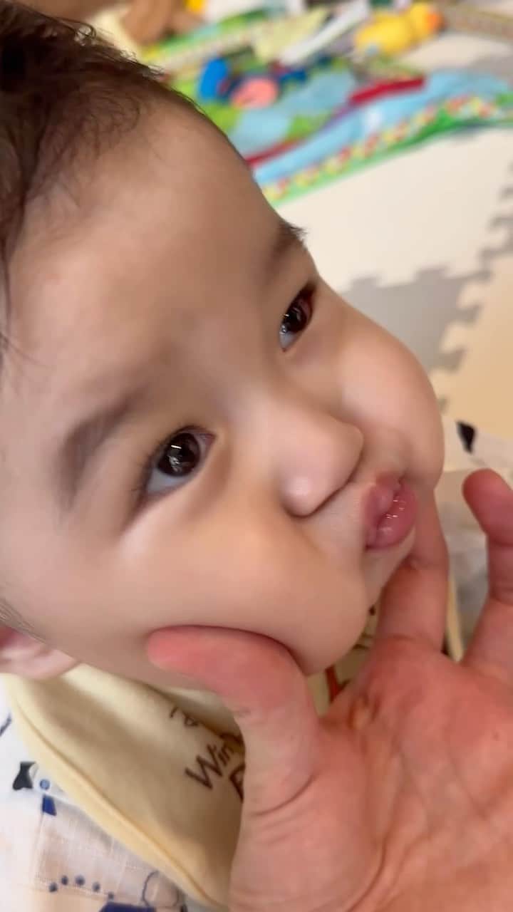 のインスタグラム：「かわちい😙💗 もう途中から自分で口尖らせて、笑ってる🤣 #8ヶ月ベビー  #甥活」