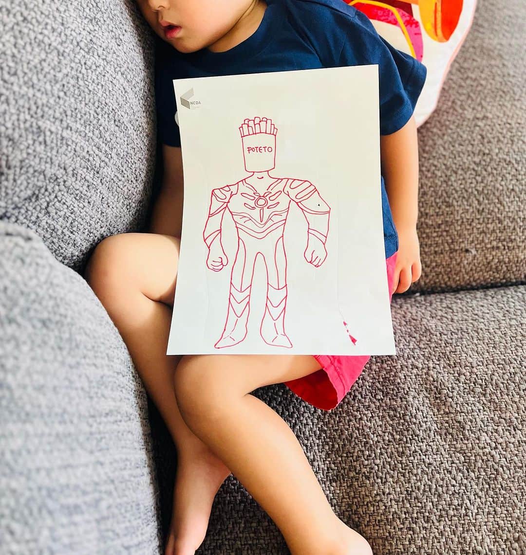 清澤恵美子のインスタグラム：「弟が家に来て息子に書いてあげた時には寝てたウルトラマンポテト🍟 起きても全然響かなかった笑笑 寝ててもフォルムがまだ可愛い3歳男子🤩」