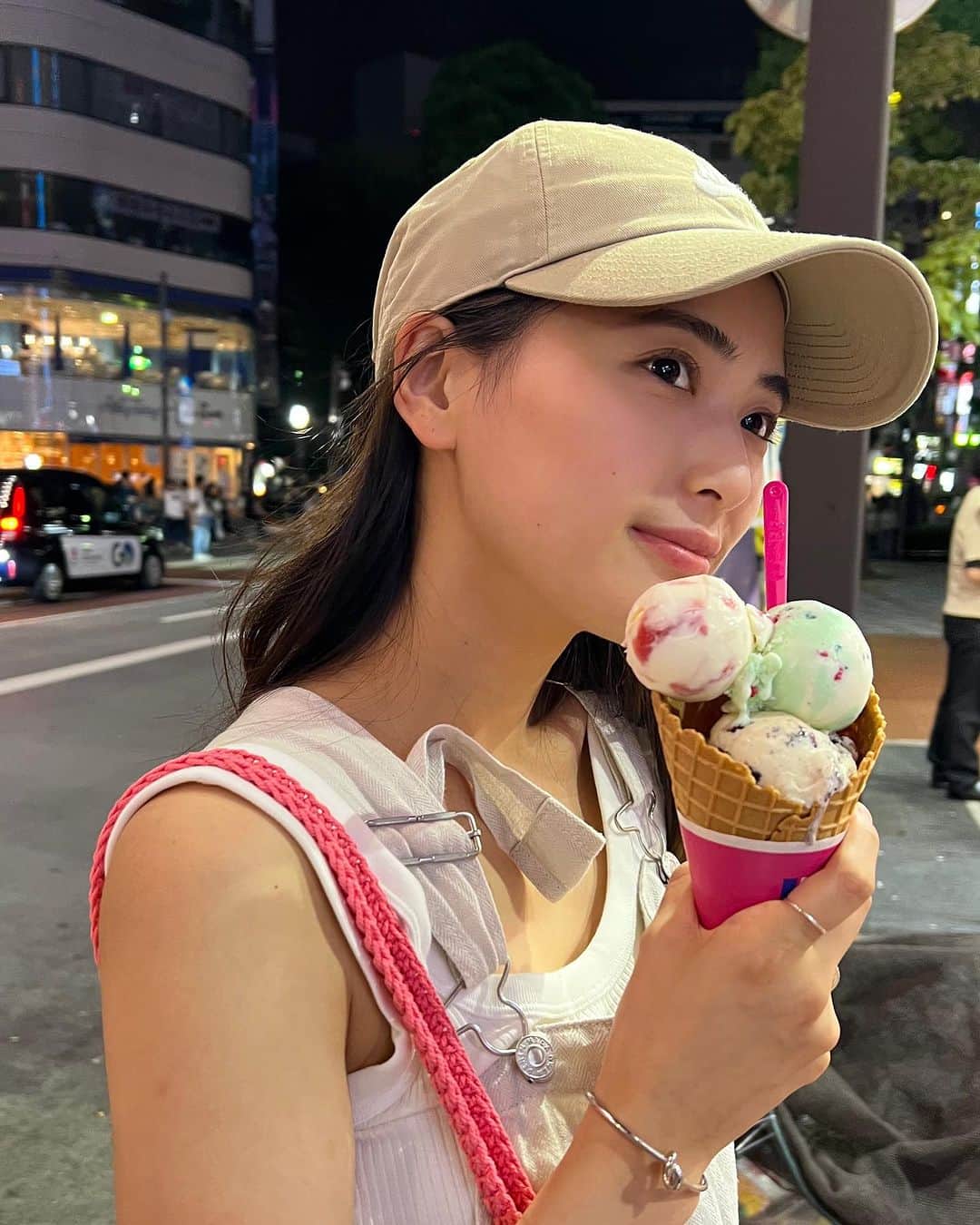 LUNAさんのインスタグラム写真 - (LUNAInstagram)「夏はアイス、帽子、タンクトップ🤟  にしても久々に31食べたけど美味しいよなぁ〜  沢山美味しいもの食べる夏にしたいから トレーニング頑張ろっと🏃🍻  みんなはどんな夏にする？  #夏が来た #夏ファッション  #夏コーデ #なつ #夏服コーデ  #夏の必需品 #31アイス #31アイスクリーム」8月7日 20時07分 - luna_0229