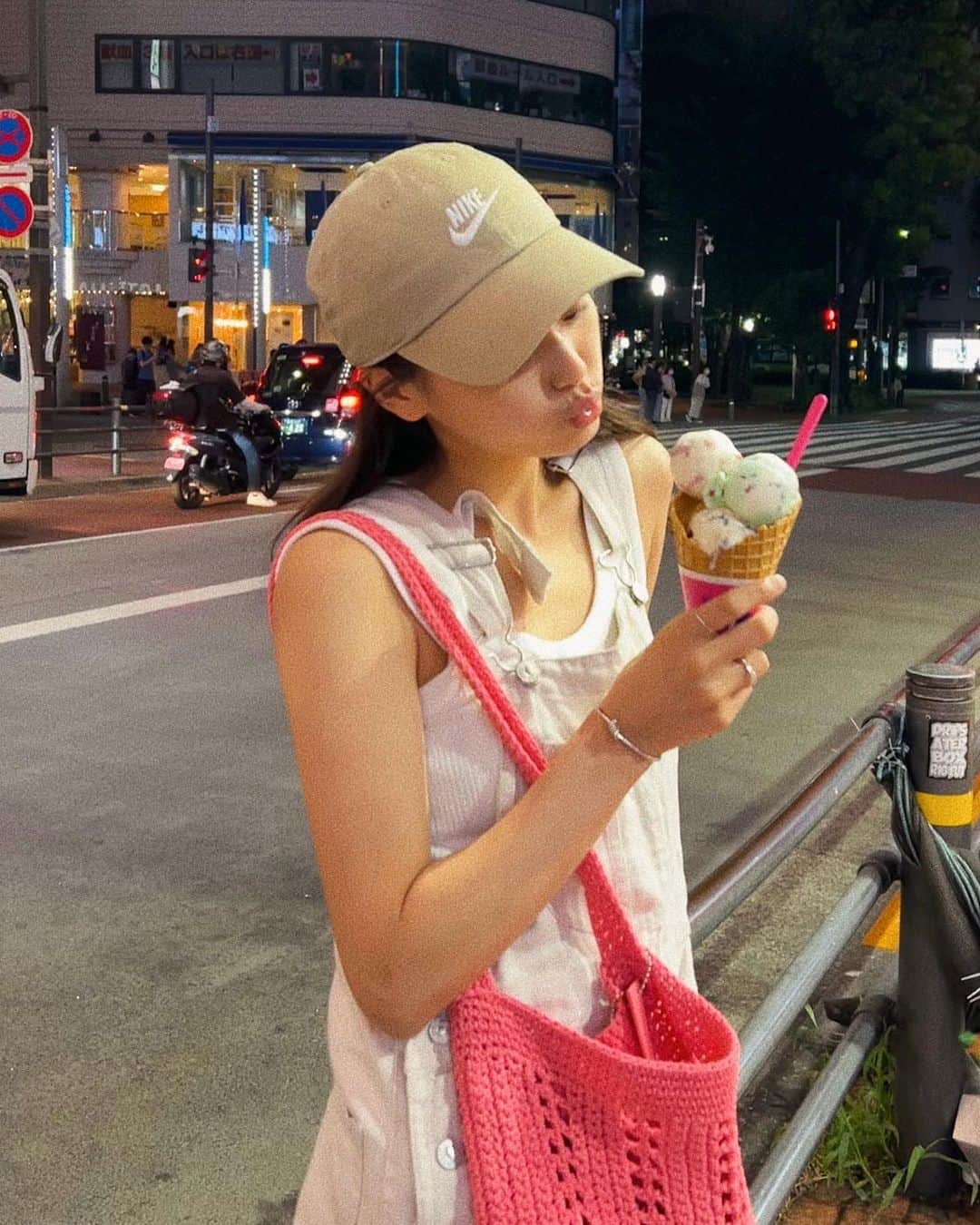 LUNAさんのインスタグラム写真 - (LUNAInstagram)「夏はアイス、帽子、タンクトップ🤟  にしても久々に31食べたけど美味しいよなぁ〜  沢山美味しいもの食べる夏にしたいから トレーニング頑張ろっと🏃🍻  みんなはどんな夏にする？  #夏が来た #夏ファッション  #夏コーデ #なつ #夏服コーデ  #夏の必需品 #31アイス #31アイスクリーム」8月7日 20時07分 - luna_0229