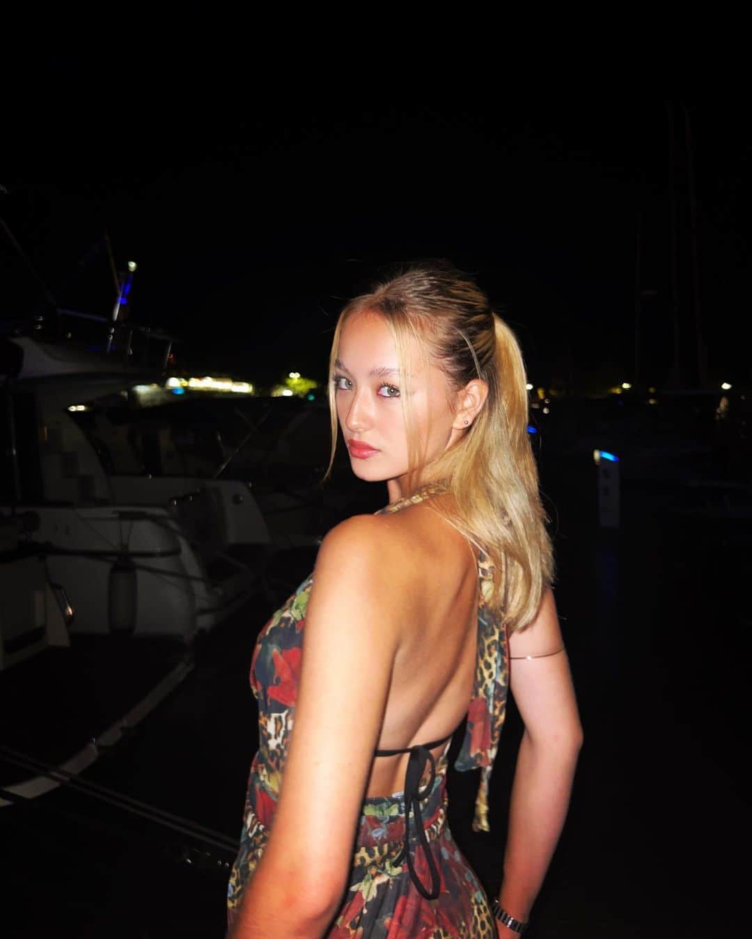 サクラ・キルシュのインスタグラム：「the best pics are taken when it’s dark」