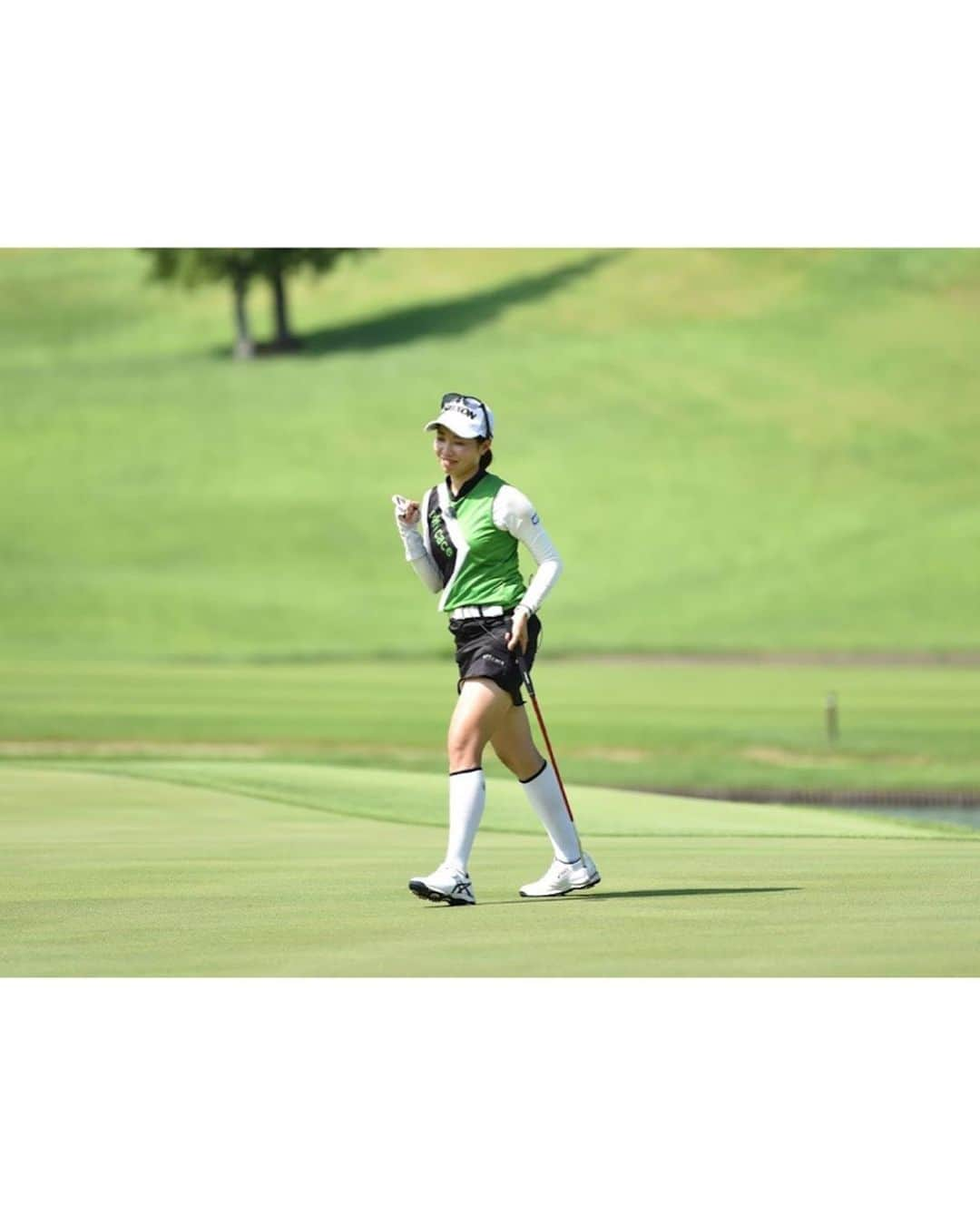 高野あかりさんのインスタグラム写真 - (高野あかりInstagram)「. DSPE INVITATIONAL⛳️  66.66  total -12  で優勝することができました🏆  テレビを見て連絡やメッセージをくださった皆さんありがとうございます💌  苦手と思っていたコースで2日間66でまわれて そして優勝できて素直に嬉しかったです😊  ですがまだまだ不安定なところや足りないところばかりなのでこれからも頑張ります💪🏽  大会関係者の皆様、サザンヤードカントリークラブ様ありがとうございました！  今後とも応援宜しくお願い致します✨  #DSPEINVITATIONAL#dspe #ゴルフ#女子プロゴルファー#ゴルフ女子#ダンロップ#スリクソン#エフィカス#フォーナインズ#三協フロンテア#golf#dunlop#srixon#efficace#9999」8月7日 20時07分 - akaringo131