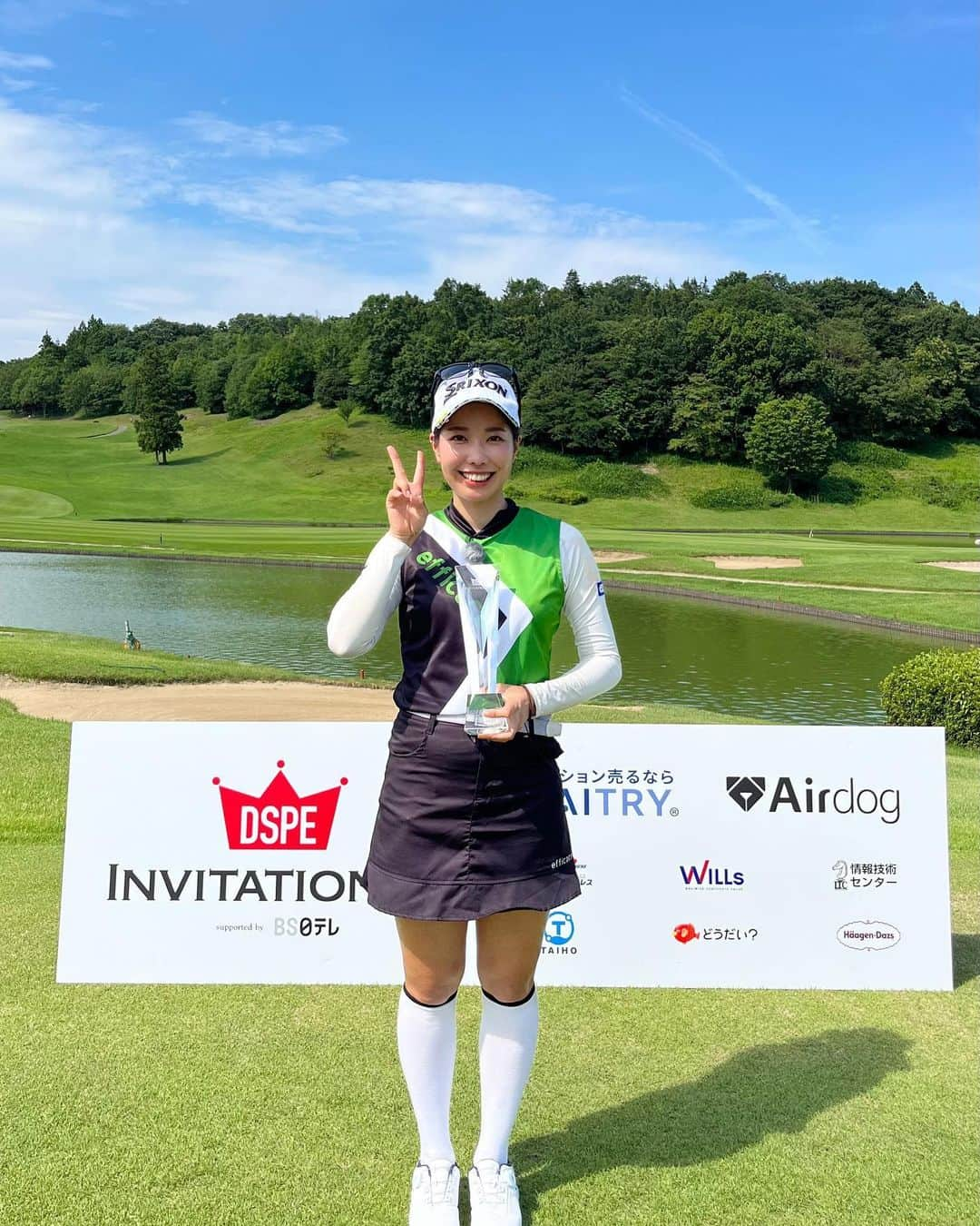 高野あかりのインスタグラム：「. DSPE INVITATIONAL⛳️  66.66  total -12  で優勝することができました🏆  テレビを見て連絡やメッセージをくださった皆さんありがとうございます💌  苦手と思っていたコースで2日間66でまわれて そして優勝できて素直に嬉しかったです😊  ですがまだまだ不安定なところや足りないところばかりなのでこれからも頑張ります💪🏽  大会関係者の皆様、サザンヤードカントリークラブ様ありがとうございました！  今後とも応援宜しくお願い致します✨  #DSPEINVITATIONAL#dspe #ゴルフ#女子プロゴルファー#ゴルフ女子#ダンロップ#スリクソン#エフィカス#フォーナインズ#三協フロンテア#golf#dunlop#srixon#efficace#9999」