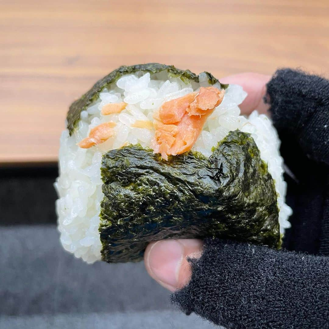 山崎勝之さんのインスタグラム写真 - (山崎勝之Instagram)「つなぎ飯 おにぎりひとつ 食べたのね 満足したから 今日の夕飯  #モーションキャプチャー #ケータリング #鮭おにぎり #夜の炭水化物 #美味すぎる」8月7日 20時08分 - chan_yama