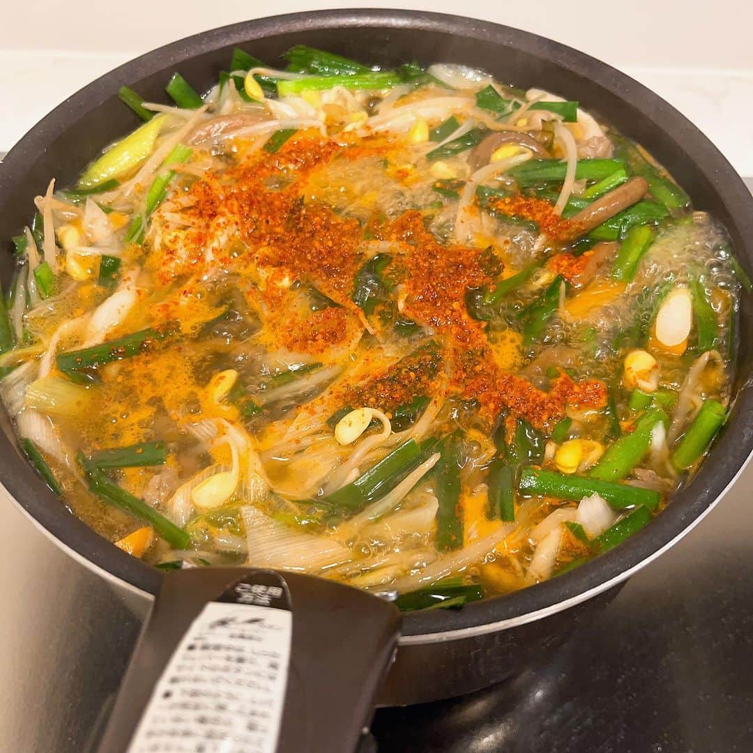 千波さんのインスタグラム写真 - (千波Instagram)「暑い日に辛いもの🔥 簡単につくる ユッケジャンスープです🍲  たまに韓国料理が無性に食べたくなることって ありません！？ そのモードになると食べるまでおさまらない😂🇰🇷 激辛大好き🌶️🌶️🌶️  私は沢山作っておいて、 冷凍保存しています✨ 手抜きしたい日やランチにとっても便利。  塩分が高めなので、 スープは飲み切らずに。 私は食べる分だけ 卵やお豆腐を入れて食べるのが好きです。 唐辛子はたっぷりめで ご飯と卵を入れるのも良い✨ タンパク質も摂れる。 （一緒に煮込むと崩れやすく、冷凍保存に向かないので別で）  お野菜もいっぱい摂れるのでぜひ✨  材料　作りやすい分量（4人前できます）  ・牛肉薄切り２００g ・豆もやし１袋 ・ニラ１袋 ・長ネギ１本 ・にんじん1/2本 ・ぜんまい水煮１袋（あれば）  ☆水６カップ ☆コチュジャン大さじ４ ☆鶏がらスープの素（ダシダでも）大さじ３ ☆おろしニンニク大さじ１ー２ ☆粉唐辛子　お好み量 ☆ごま油大さじ１ 甘めが好きな方は砂糖小さじ1  ①人参は短冊切り、白ネギは斜め細切り、ニラは食べやすい長さ、 ぜんまいは５cm幅、牛肉は食べやすい大きさに切る。  ②大きめの鍋に胡麻油（分量外）を熱し、牛肉を炒め、 その他の具材を入れて炒める。  ③軽く炒めたら水とニンニク、鶏ガラスープを入れて１０分ほどに煮て 灰汁をとる。  ④コチュジャンと粉唐辛子を好きなだけ入れ、 味を見て（砂糖も必要であればここで）味をととのえ ごま油を入れて完成。  #韓国料理  #ヘルシーレシピ  #ユッケジャンスープ  #whatieatinaday」8月7日 20時10分 - chinami19880612