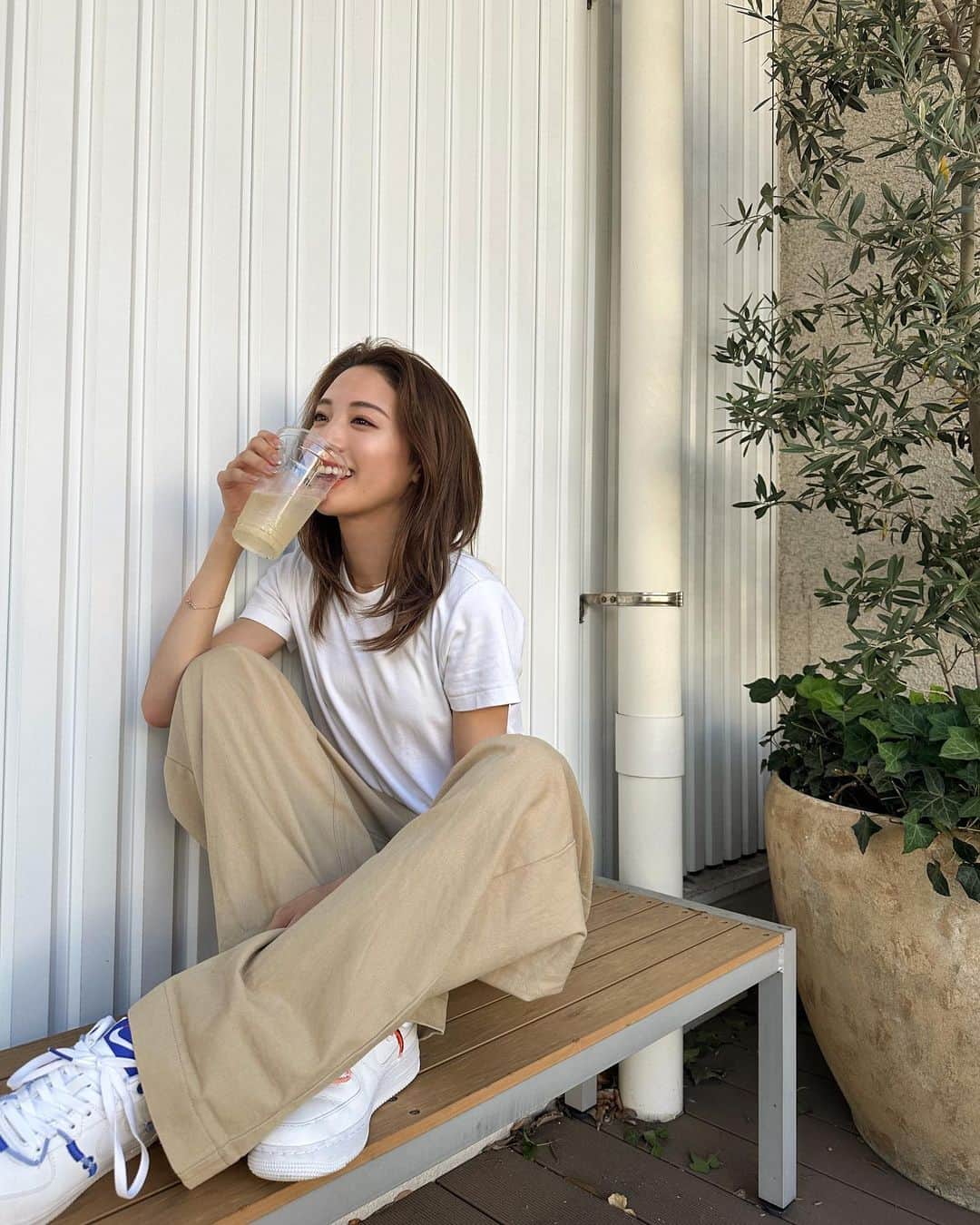 志田友美（ゆうみん）さんのインスタグラム写真 - (志田友美（ゆうみん）Instagram)「暑い日はお酒が進みますね。💙🥂？  @amail_official のパンツがダボってしててタイプです。  @uniqlo_jp の白Tは安定ですね🫶🏼  スニーカーは @yoshinori_firstorder から👟かわい😚」8月7日 20時23分 - yuumi_shida