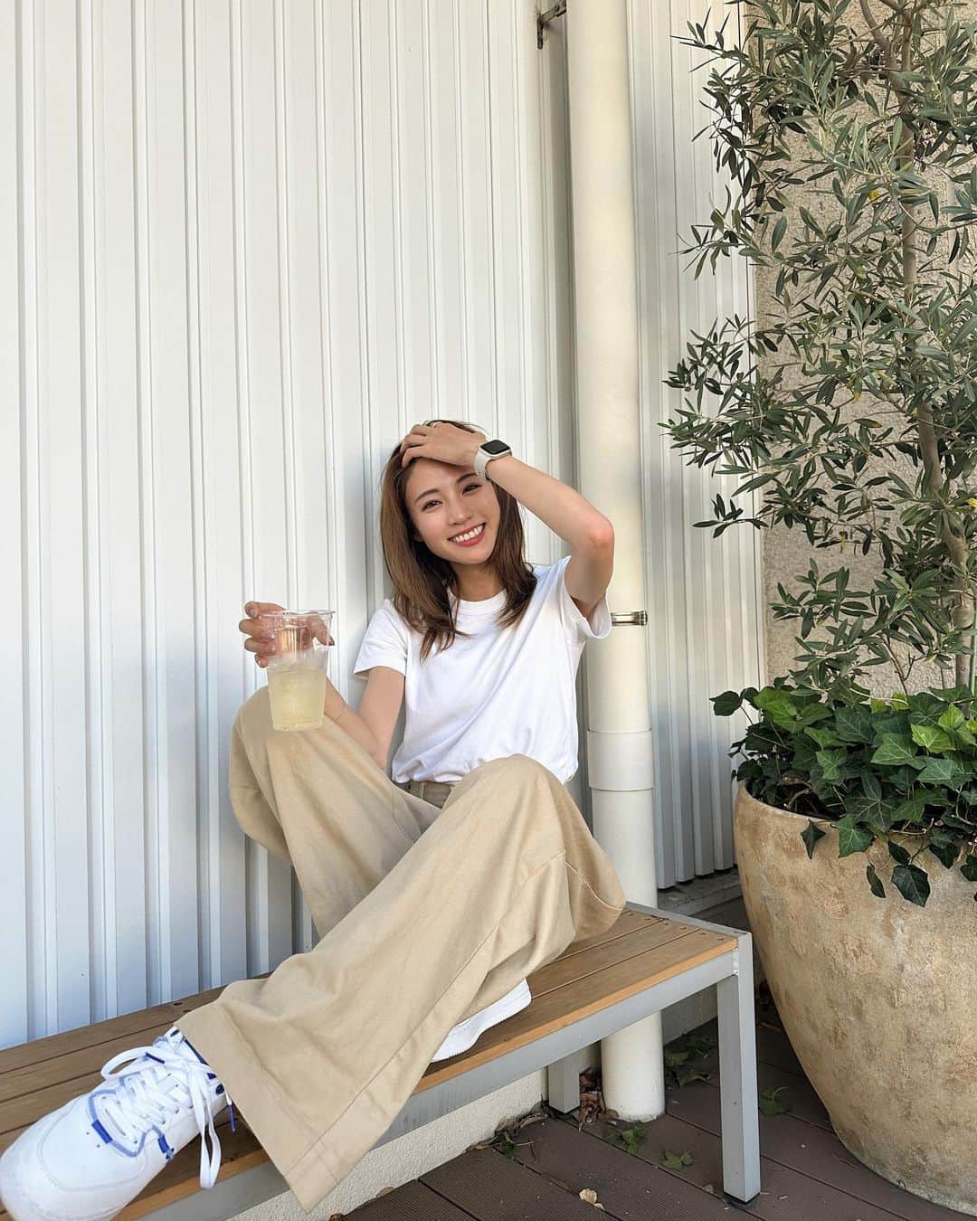 志田友美（ゆうみん）のインスタグラム：「暑い日はお酒が進みますね。💙🥂？  @amail_official のパンツがダボってしててタイプです。  @uniqlo_jp の白Tは安定ですね🫶🏼  スニーカーは @yoshinori_firstorder から👟かわい😚」