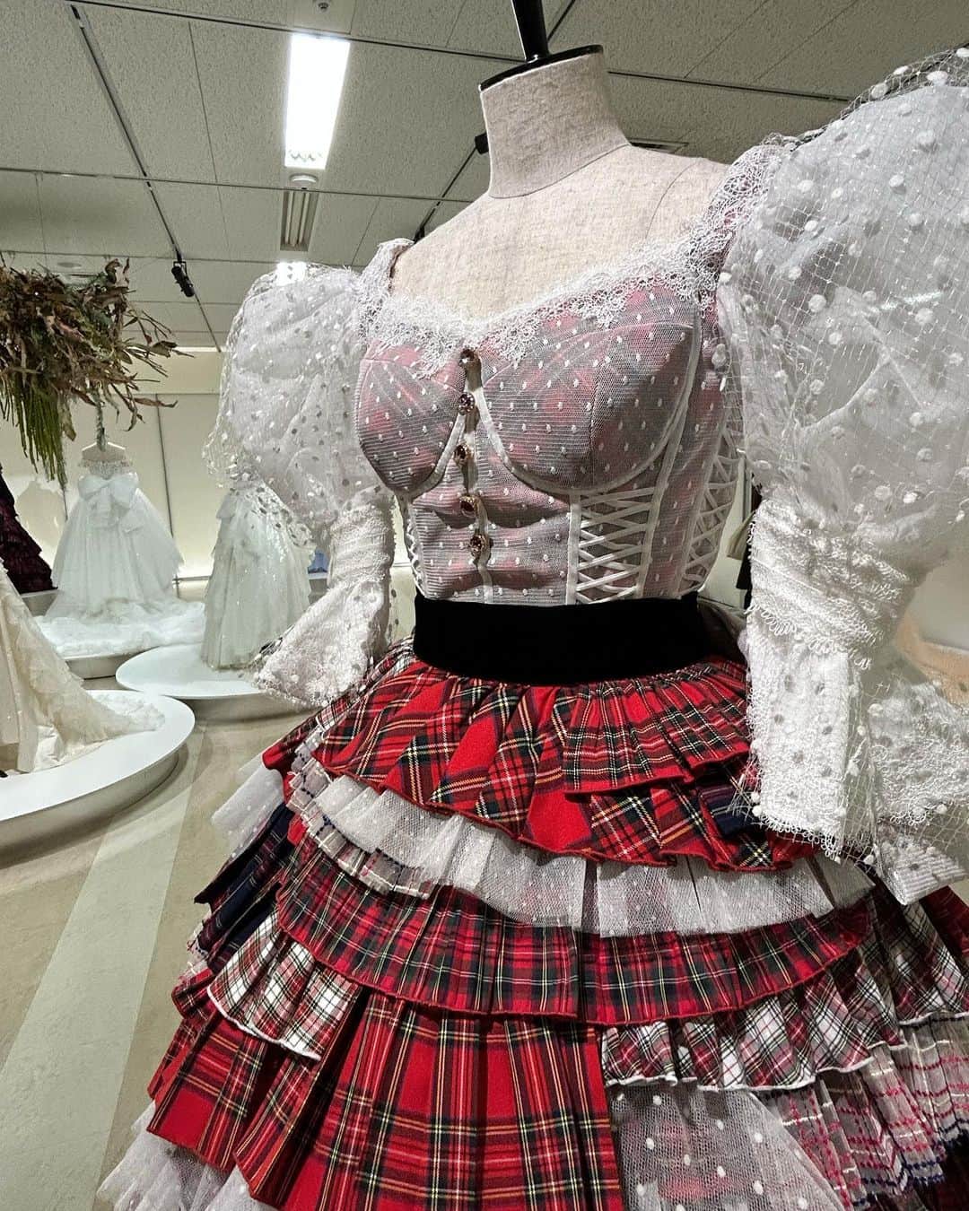 リサのインスタグラム：「神々しすぎる、、👗❤️  ほんとに全部可愛かった、、ヲタクこうゆうの大好きです。  #akb大衣装展」