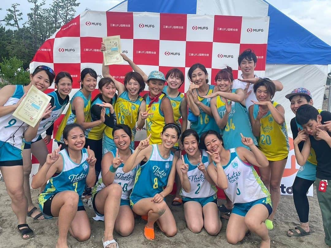 矢原里夏のインスタグラム：「🏖️🤾‍♀＼WINNER／️🏆✨ 【YOKOHAMAビーチスポーツフェスタ】 優勝しましたー！！  私が10数年前、初めてビーチハンドした思入れのある大会。コロナ前は日本一出場チームが多い大会でお祭り騒ぎして本当楽しかったなー！ コロナ明け初開催でThetis東京グループが1位&2位取れました☺︎  途中大雨で中断したけど、暑くなくてちょうど良かったし、同級生たちが助っ人で来てくれてまた楽しかった☺︎みんなの成長見れたし課題も見れた。  全日本まで1ヶ月。練習とトレーニング頑張っていきましょー！  . . .  #rikayahara #ヤハラリカ　 #beachhandball #balonmanoplaya#ビーチハンドボール #handball #balonmano #ハンドボール #beach #sports #ビーチスポーツ #スポーツ女子 #ママアスリート」