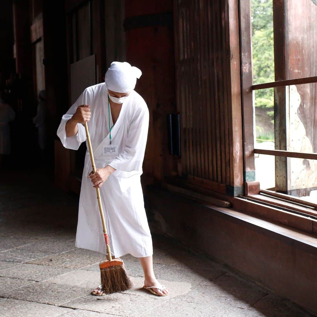 中川政七商店さんのインスタグラム写真 - (中川政七商店Instagram)「「かや織ふきんが、身を清める。」  奈良の夏の風物詩を、一つご紹介。 毎年8月7日は、東大寺の「大仏さまお身拭い」が 執り行われます。  170人ほどの僧侶や関係者が早朝から身を清め 大仏さまのほこりを払い清めます。 大掃除というと一年の穢れを祓う年末のイメージですが 大仏さまにきれいな姿でお盆を迎えてもらおうと お身拭いは毎年この8月7日なのです。  15mの高さの大仏さま。 そのお掃除も命がけです。 螺髪（髪の毛）の上でハタキをぱたぱた、 小さな木製のゴンドラが人力で舞い、 大仏さまの鼻やまぶたまで丁寧に清めていきます。 1年に1度しかみられないこの姿、 奈良にも夏が訪れたのを感じます。  そしてそして、このお身拭いには、毎年 中川政七商店も、少しだけ携わっています。 奈良の工芸「かや織」で仕立てたふきんを お掃除の道具として献納しているのです。  大仏殿の中に、見慣れた段ボールとふきんが。 最後の乾拭き用に使われるようです。 ふわふわなふきんで、大仏さまを包み込んで 清らかなお盆をお迎えいただけると嬉しいです。  素敵なご縁で、今日8月7日は 「花ふきんの日」。 こうも蒸し暑いと、家の中のお掃除も 億劫になってしまいますが、 今日の迫力ある光景を見て、 家事にも前向きに取り組めそうです。  @nakagawamasa7    ． 日本の工芸が教えてくれる 暮らしかた、生きかた。  Japan’s kogei. Teaching us how to live how to be. ．  #中川政七商店 #nakagawamasashichi  #季節を楽しむ #奈良 #奈良観光 #奈良が好き #奈良好きな人と繋がりたい #奈良で暮らす #奈良暮らし #東大寺 #大仏様 #お身拭い #花ふきん #かや織 #ふきん #蚊帳生地 #蚊帳ふきん」8月7日 20時16分 - nakagawamasa7