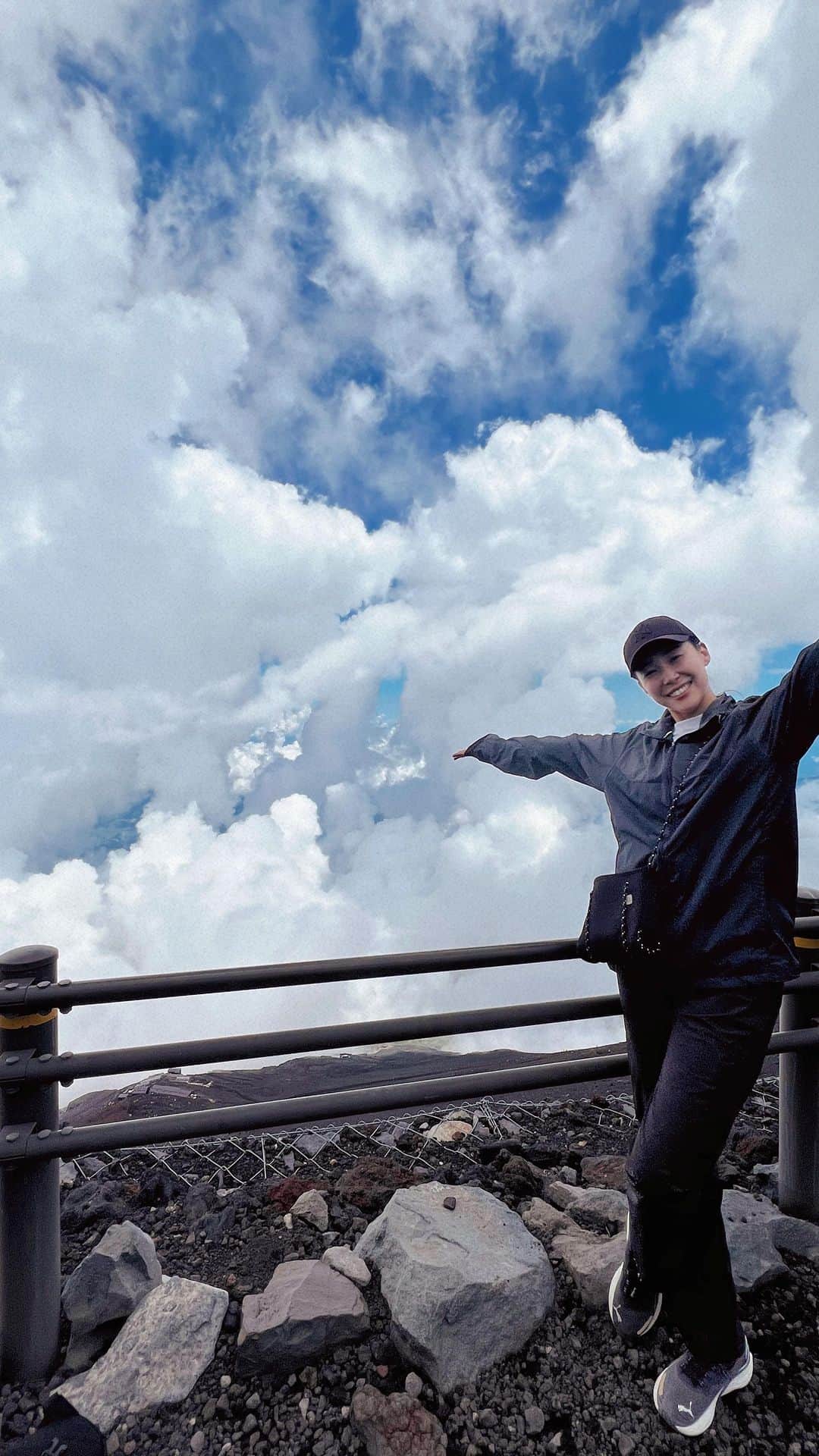 西岡詩穂のインスタグラム：「富士山記録　2023/8/2  7合目「日の出館」-登頂-下山  #富士山 #富士山登山 #初登山 #登山初心者 #人生で一度は行きたい場所 #やりたいことをやる」