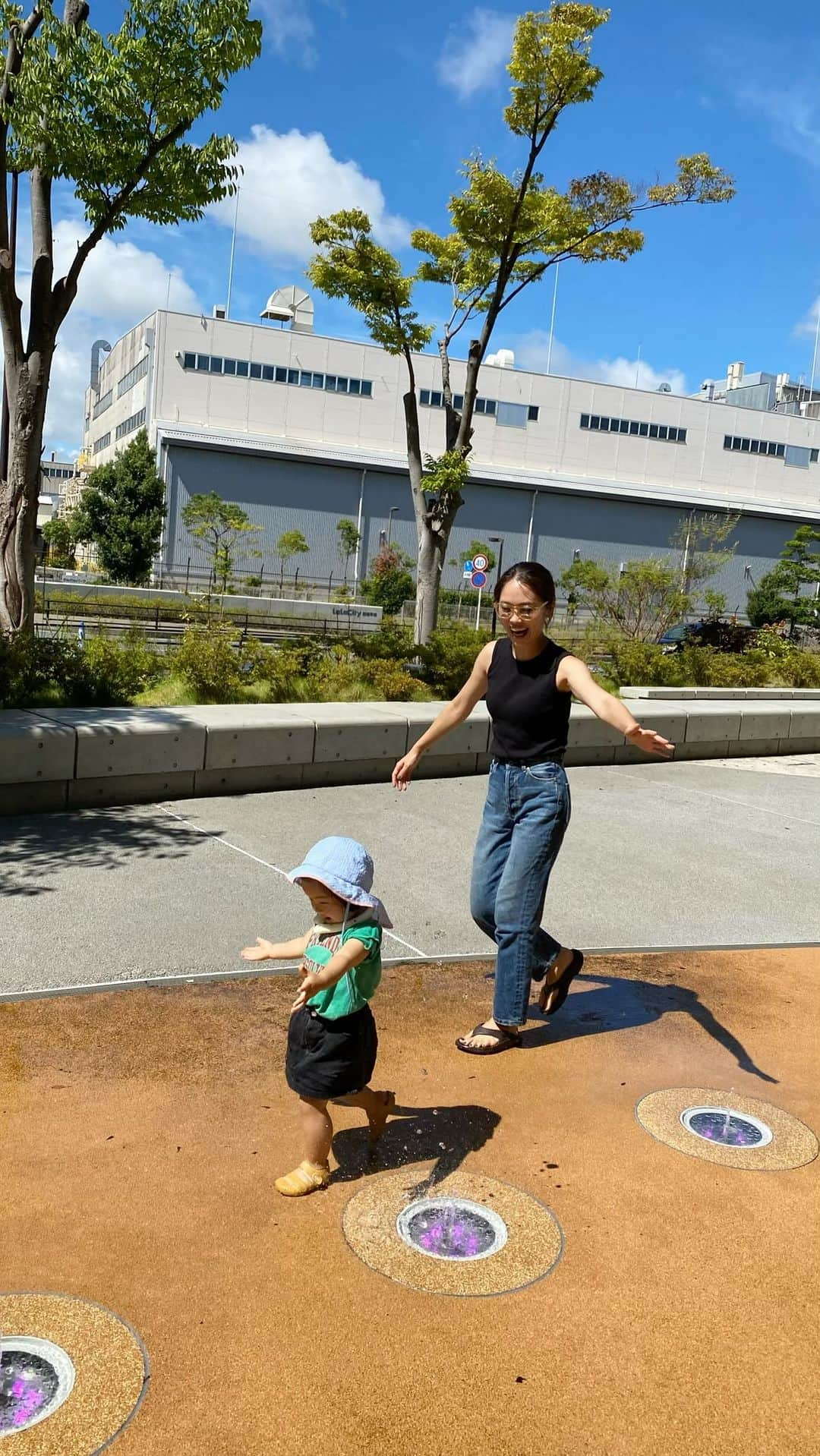 井村亜里香のインスタグラム：「水遊びたのしすぎた🐬🛟♡ ららぽーとは子連れに優しくてほっとする☺️  #lalaport#hiratsuka#shonan  #水遊び#水遊びスポット#ららぽーと #ららぽーと平塚#子連れスポット#湘南」