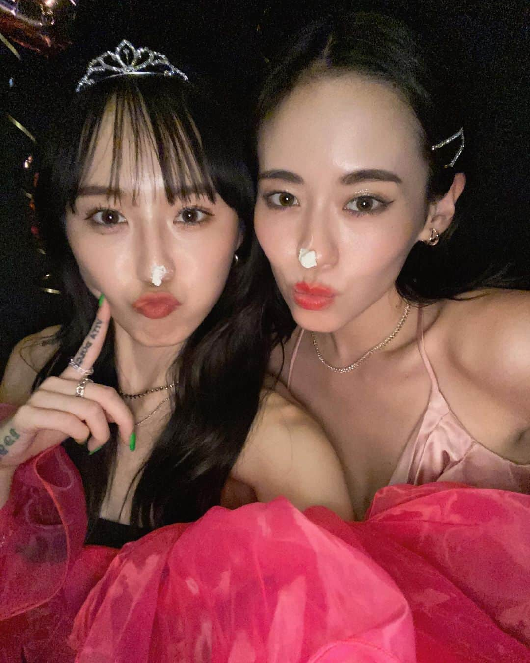 関本香里さんのインスタグラム写真 - (関本香里Instagram)「Birthday party🩷💗 ㅤㅤㅤ 主役にはド派手ピンクの衣装を用意して サプライズでお着替えしてもらい 私達は柄にもなくピンクワンピとピンクのバルーンでお出迎え😂🥂💕  久々にこーゆー事したけど やっぱたのしーね🩷  さやか、改めておめでとう🥰 ㅤㅤㅤ」8月7日 20時19分 - kaori_sekimoto_