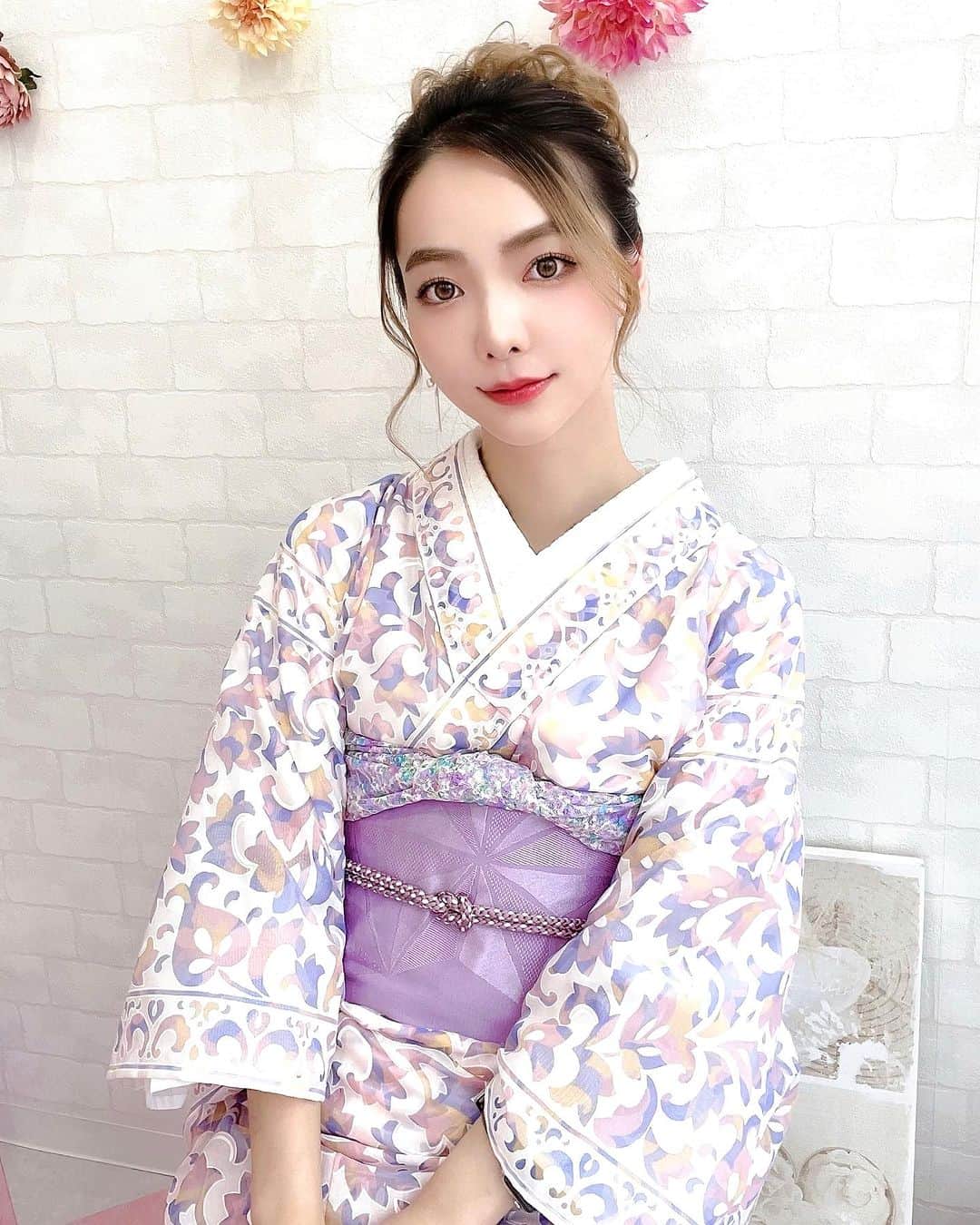 LISA minemuraのインスタグラム：「🌈 襟と袖のライン模様をキレイに作ることに集中したハンドメイド浴衣🥺💖 パープル好きだからいつも小物もパープルになりがち💜⋆͛  明日も友達と浴衣で出掛ける予定🥳✨ 浴衣はぱぱっと着られるし崩れにくいからうろちょろできる🍻💕 🌈  #浴衣」