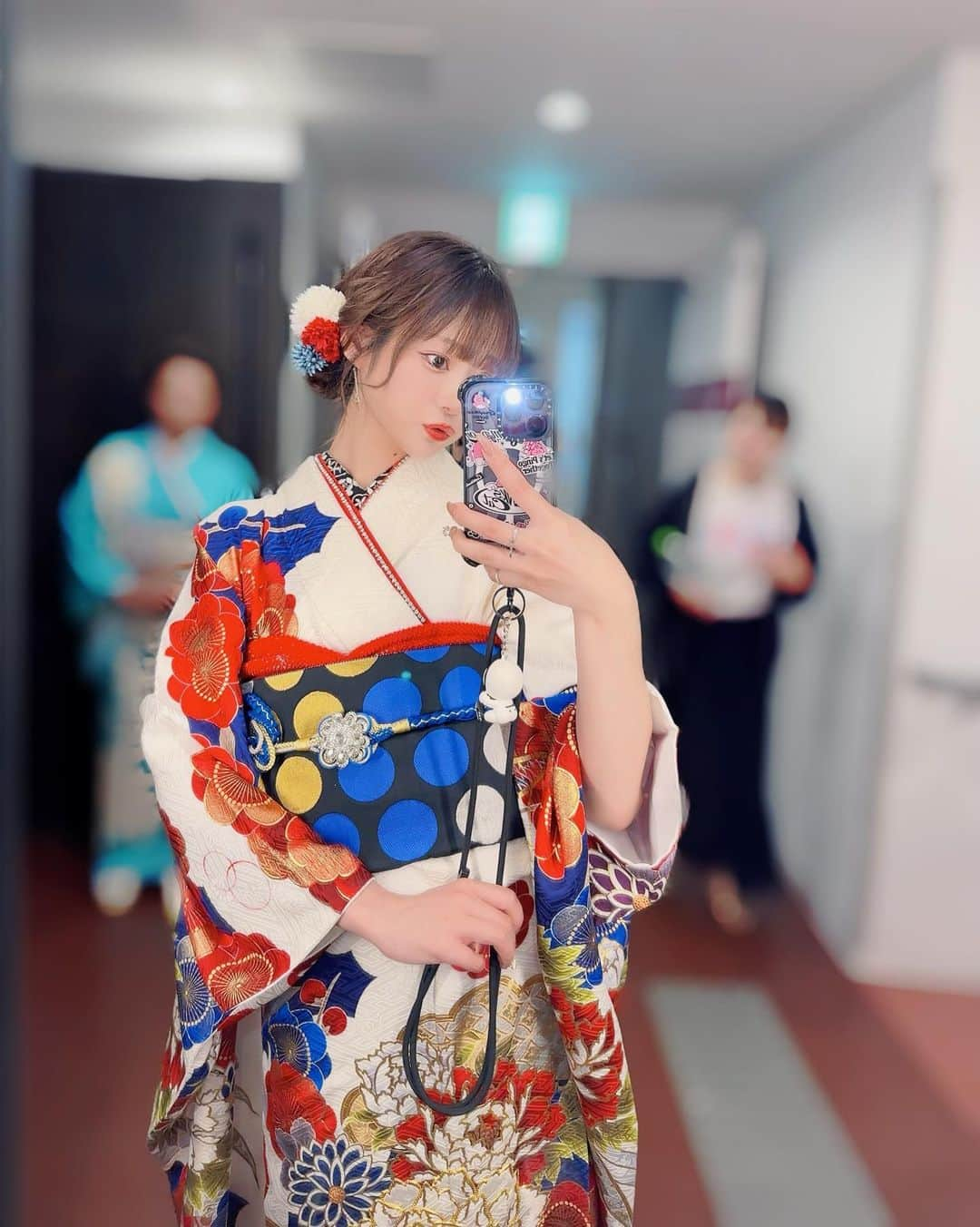 村上ゆりのインスタグラム：「👘 ・ ・ ・ #京都コレクション インフルエンサーステージ歩かせていただきました！！取り急ぎ、本当にありがとうございました🤍 とっても素敵なお着物、たくさん褒めてもらえて、久しぶりのランウェイも楽しくて、一緒に歩いてくれた大倉士門さんもインフルエンサーの皆様も本当に優しくて、素敵な経験をさせていただきました☺️ 見てくださった方々のおかげで笑顔で歩けたので、感謝しております🤍いつも応援ありがとう！これからもよろしくね💋 ・ また京都から帰ったら、京都コレクションのことや京都グルメや観光もゆっくり更新したいなっ☀️  #sisui #振袖 #kimono #furisode #京コレ #ファッションショー #和装モデル #和装ヘア #振袖モデル #着物 #kyotocollection #成人式」