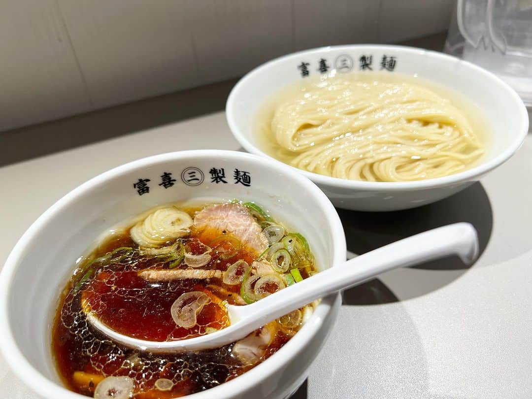 本谷亜紀のインスタグラム：「オープン２日目で話題の新店に行ってきたよ🍜鰹昆布水に浸かったのどごし生麺☺️塩をつけて最初は食べるの。ネーミングのセンス素晴らしい👍  個人的にもうすこーし麺が冷水で締まってるとさらに美味しく感じられたかなと思うけどこの麺の喉越しは体験の価値あり🥰 ㅤㅤㅤㅤㅤㅤㅤㅤㅤㅤㅤㅤㅤ 魚介ベースの中華そばも美味しかった🍜 11時から翌日9時までの超ロング営業時間は、六本木で飲んだ後に重宝しそう😎 #富喜製麺研究所 #六本木ランチ　#六本木ラーメン  #ラーメン #らーめん #麺スタグラム #つけ麺 #ランチ #中華そば #🍜」