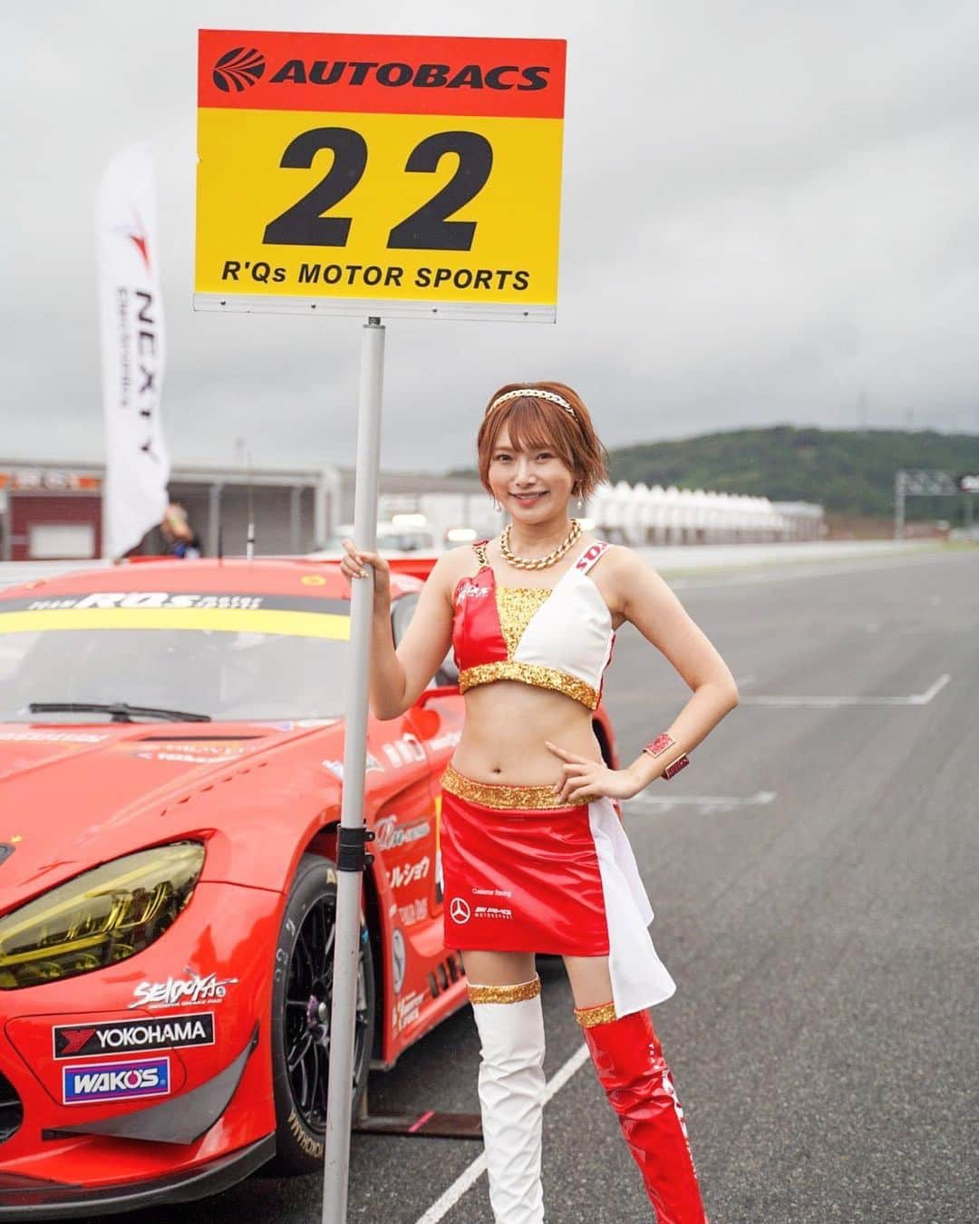 安西茉莉のインスタグラム：「🗻 ⁡ SUPER GT Rd.4 🏎 富士スピードウェイ ⁡ 予選日は猛暑、 決勝日は大雨が降ったり止んだりの 不安定なお天気のレースでした🥲 ⁡ 22号車は24番手でチェッカー🏁 ⁡ 現地で応援してくれた方、 サポーターになってくれた方、 お家から応援してくれた方、 みなさまありがとうございました❣️ ⁡ ⁡ そしてわたしたちレースクイーンに コスチューム部門の応援も ありがとうございます🥹🫶 これからWeb投票もはじまるので 引き続き応援よろしくです😘 ⁡ ⁡ ⁡ 予選日はわたしのお誕生日で、 チームのみなさまがお祝いしてくれて😭❤️ お忙しい中準備してくださって ありがとうございました😭❤️ ⁡ メンバーもファンのみんなもお祝いしてくれて サーキットで誕生日を過ごせることが こんなにも幸せなことなのかと…🥲✨ ⁡ みんなからもらった幸せを糧にこれから、 いろーんな人に幸せを 届けられる人になりたいです🥰 リアルの現場はもちろん、 SNSでも届けていくからね〜！ ⁡ ⁡ 次のGTは8/26,27の鈴鹿サーキット🎡 暑さに負けないくらい熱い応援を みなさまよろしくお願いします❤️‍🔥❤️‍🔥❤️‍🔥 ⁡ ✼••┈┈┈┈••✼••┈┈┈┈••✼ ⁡ 見つけてくれてありがとう💓 ドルオタレースクイーンまりきゅんです✌️ ⁡ 💎競泳水着や私服ポートレートの撮影会 💎ビジネス展示会やイベントでの 　　コンパニオンやMC 💎外食大好き管理栄養士 ⁡ 軽率なフォローとコメントで仲良くなろ🥳 ⁡ ✼••┈┈┈┈••✼••┈┈┈┈••✼ ⁡ #レースクイーン  #ショートカット女子 #ショートカットモデル #ショートヘアスタイル  #美脚 #美脚美人 #コスチューム #レースクイーン写真部 #富士スピードウェイ #SUPERGT #スーパーGT」