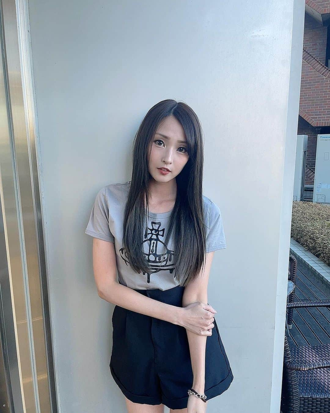 黒沢美怜さんのインスタグラム写真 - (黒沢美怜Instagram)「はねやすめ一日店長ありがとうございました🕊️💕  はねやすめの2.3日前に気合を入れて 宇宙人美容師の 岩ちゃん @i_am_iwai  に魔法かけてもらった✨ ツヤ感あるのに大人っぽくて重くなくて。 最高に素敵なヘアにしてもらったよ😭💓  本当にありがとうございました☺️✨  髪は女の命だね💇‍♀️💓  #airaoyama #青山美容室 #夏ヘア #夏ヘアカラー #newhair」8月7日 20時22分 - kurosawamirei