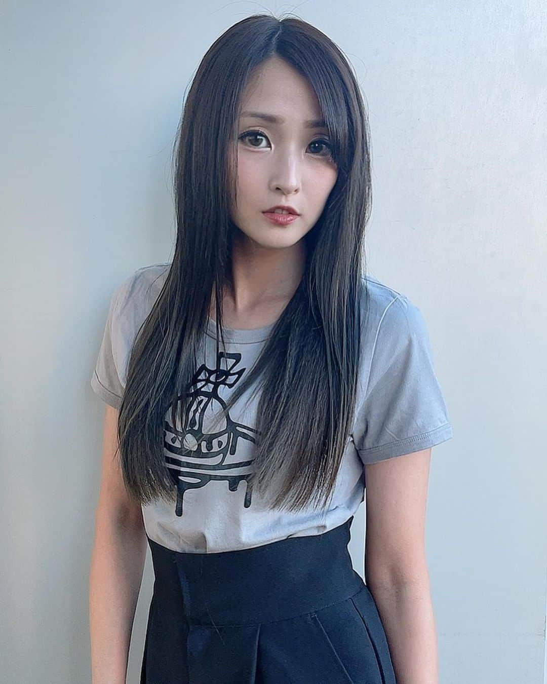 黒沢美怜さんのインスタグラム写真 - (黒沢美怜Instagram)「はねやすめ一日店長ありがとうございました🕊️💕  はねやすめの2.3日前に気合を入れて 宇宙人美容師の 岩ちゃん @i_am_iwai  に魔法かけてもらった✨ ツヤ感あるのに大人っぽくて重くなくて。 最高に素敵なヘアにしてもらったよ😭💓  本当にありがとうございました☺️✨  髪は女の命だね💇‍♀️💓  #airaoyama #青山美容室 #夏ヘア #夏ヘアカラー #newhair」8月7日 20時22分 - kurosawamirei