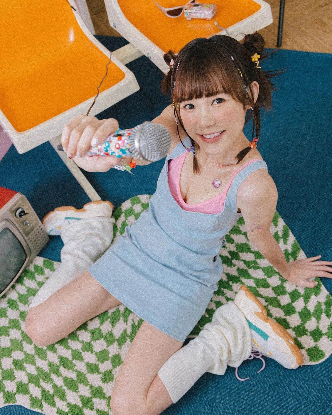 ウー・シンティーのインスタグラム：「💕🍭🍬🧁🍒 最近每天都吃兩包甜食 真的 歐買歐買尬🐷  #photography @shy159753151  #makeup #hairstyle @pingpingfang  #Y2k #y2kfashion #千禧辣妹」
